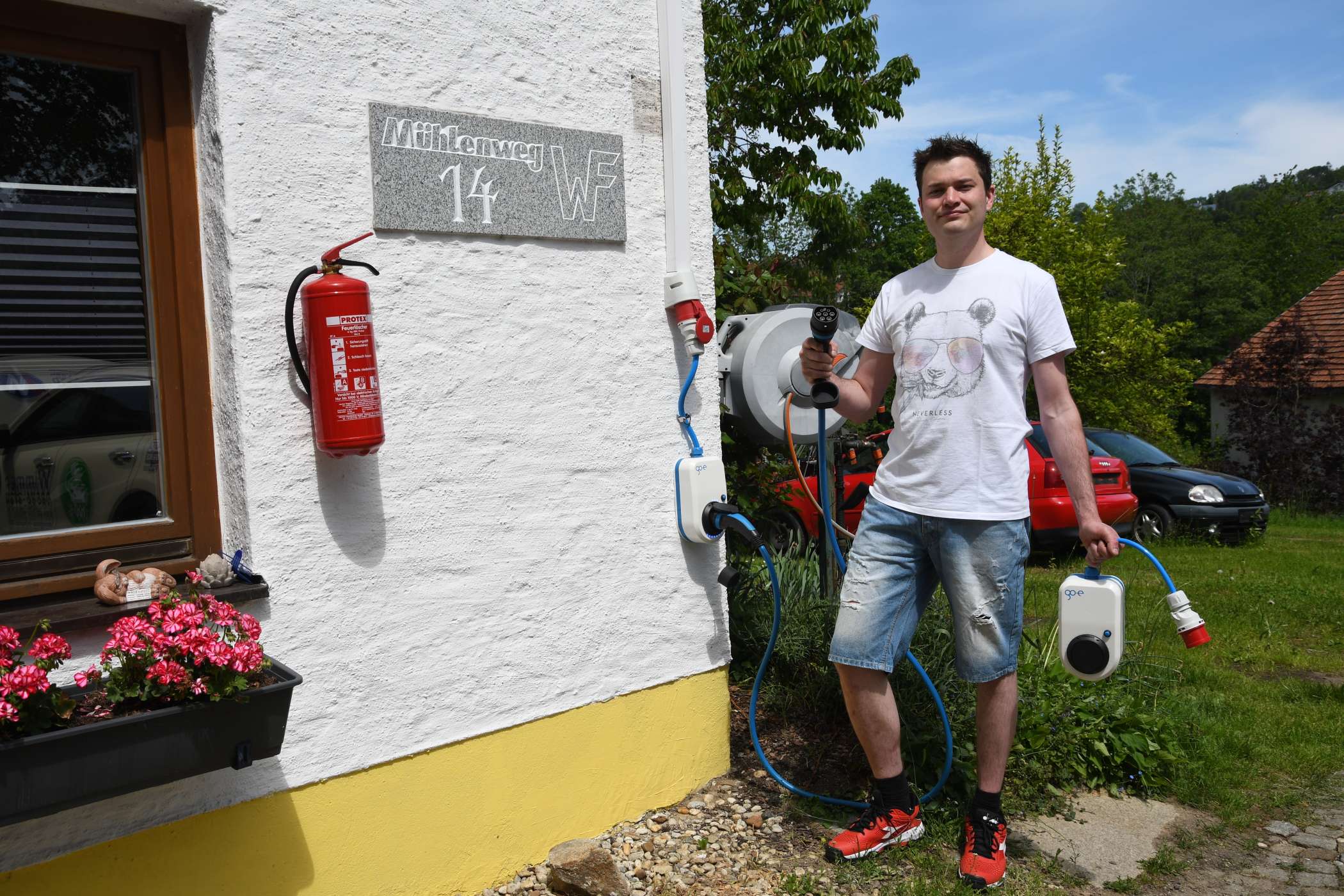 Taxi Wimmer hat an der Wand eine mobile 22 kW-Ladestation des österreichischen Fabrikats go-e angebracht. Ein zweite, etwas weniger leistungsfähige Ladestation hat der Betrieb in petto.