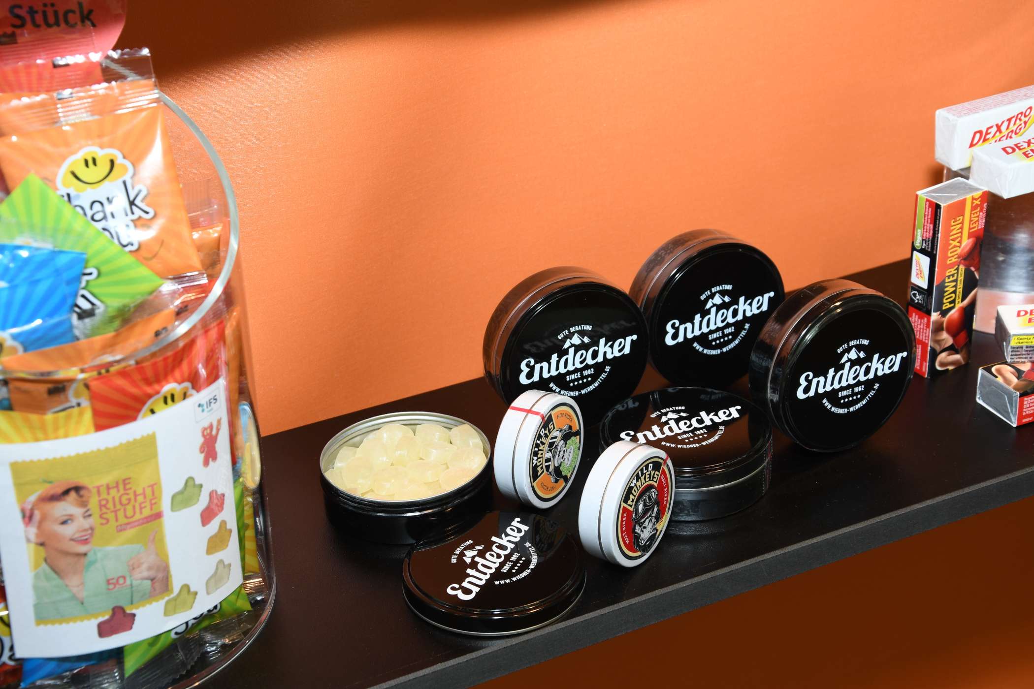 Bei Kalfany kommen Blechdosen mit Bonbons wieder in Mode, zum Beispiel in Form und Größe einer Schuhcreme-Dose mit Werbeaufdruck. Sie und die kleineren Varianten als Streuartikel würden sich als Giveaway bei Dialysefahrten eignen, weil die Fahrgäste nach der Behandlung oft einen bitteren Geschmack im Mund haben.