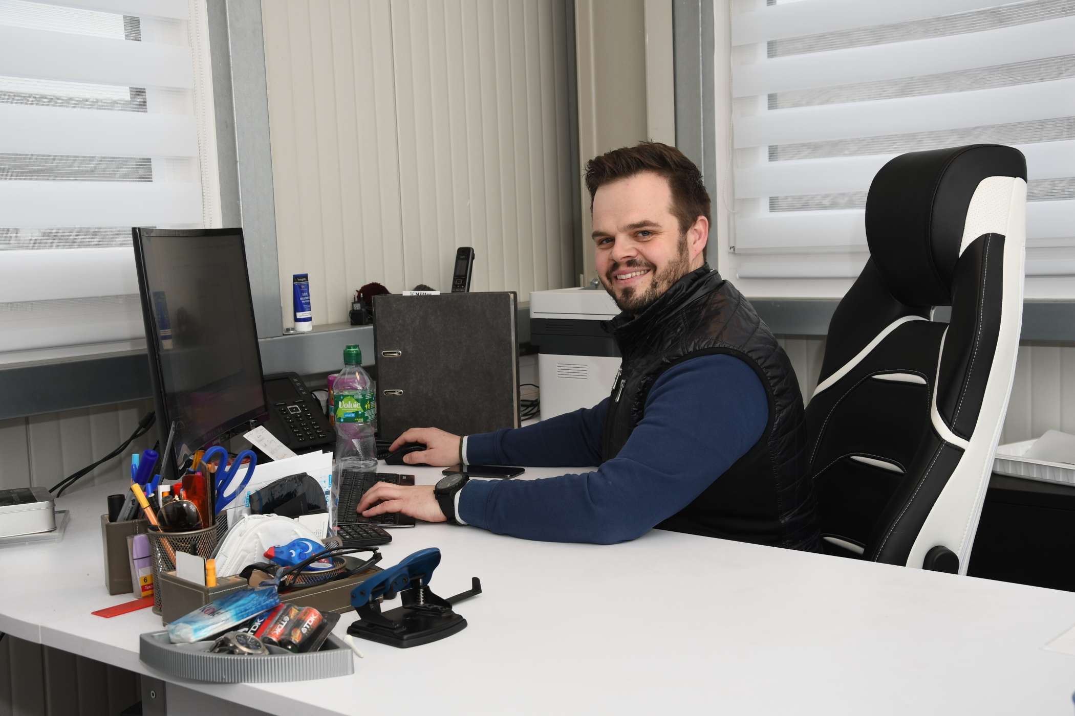 Im ersten Stock ist das Büro von Kevin Hedtke untergebracht. Noch werden seine Fahrzeuge telefonisch disponiert, aber er liebäugelt mit einer leistungsfähigen Software, die unter anderem Arbeitszeitnachweise aus den Taxameterdaten zieht.