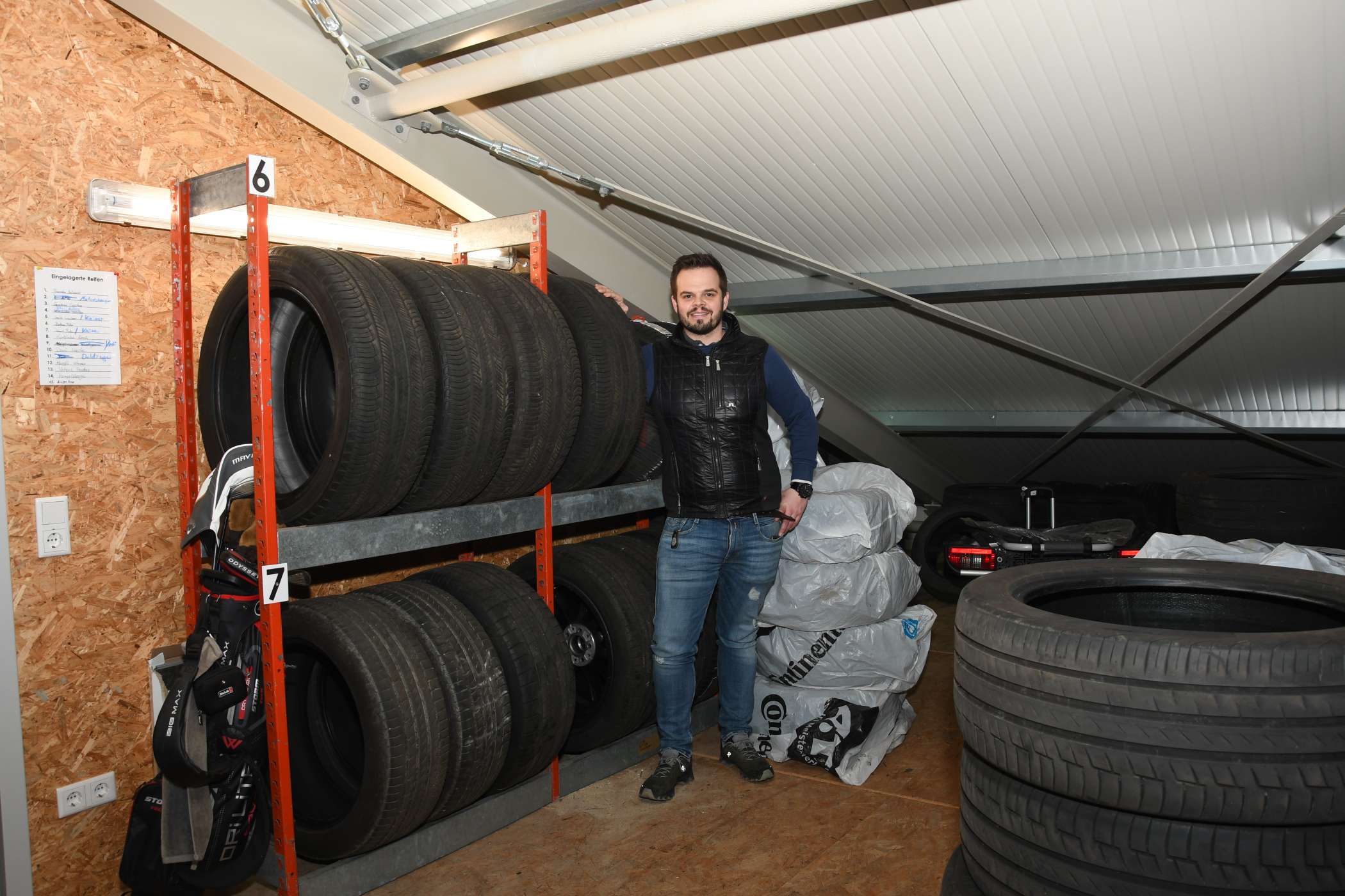 Ebenfalls im ersten Stock befindet sich das Reifenlager des Taxi- und Mietwagenbetriebs.