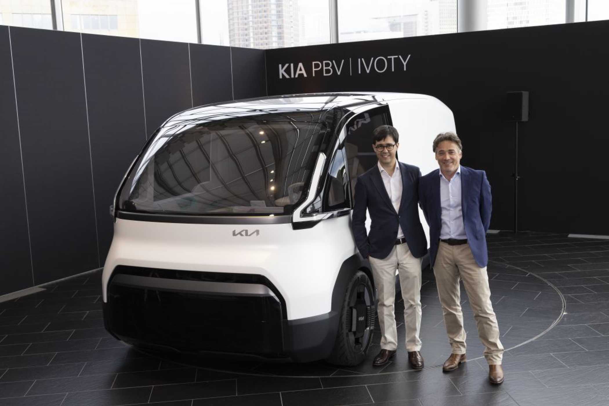 Van-tastisch: Pierre-Martin Bos (li.), Vice President und BDM-Direktor der PBV Business Division von Kia und Sjoerd Knipping, Vice President Product &amp;amp;amp; Marketing Kia Europe glauben an den Erfolg ihres spektakulären Van-Projekts. | Foto: Kia