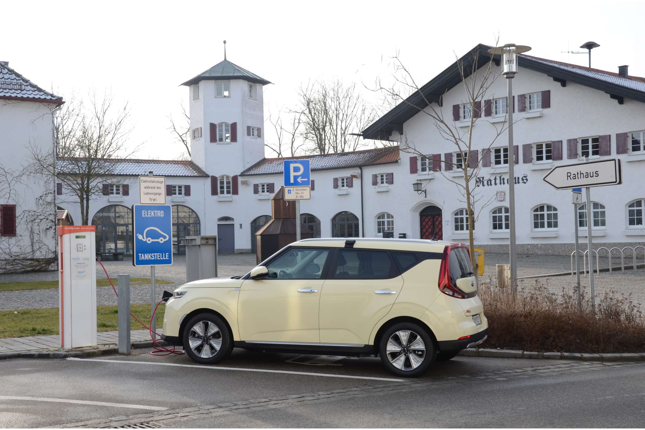 An öffentlichen Ladesäulen mit Wechselstrom-Ladung dauert das Aufladen stundenlang, weil die Ladekapazität des Bordladegeräts auf 7,2 kW begrenzt ist.