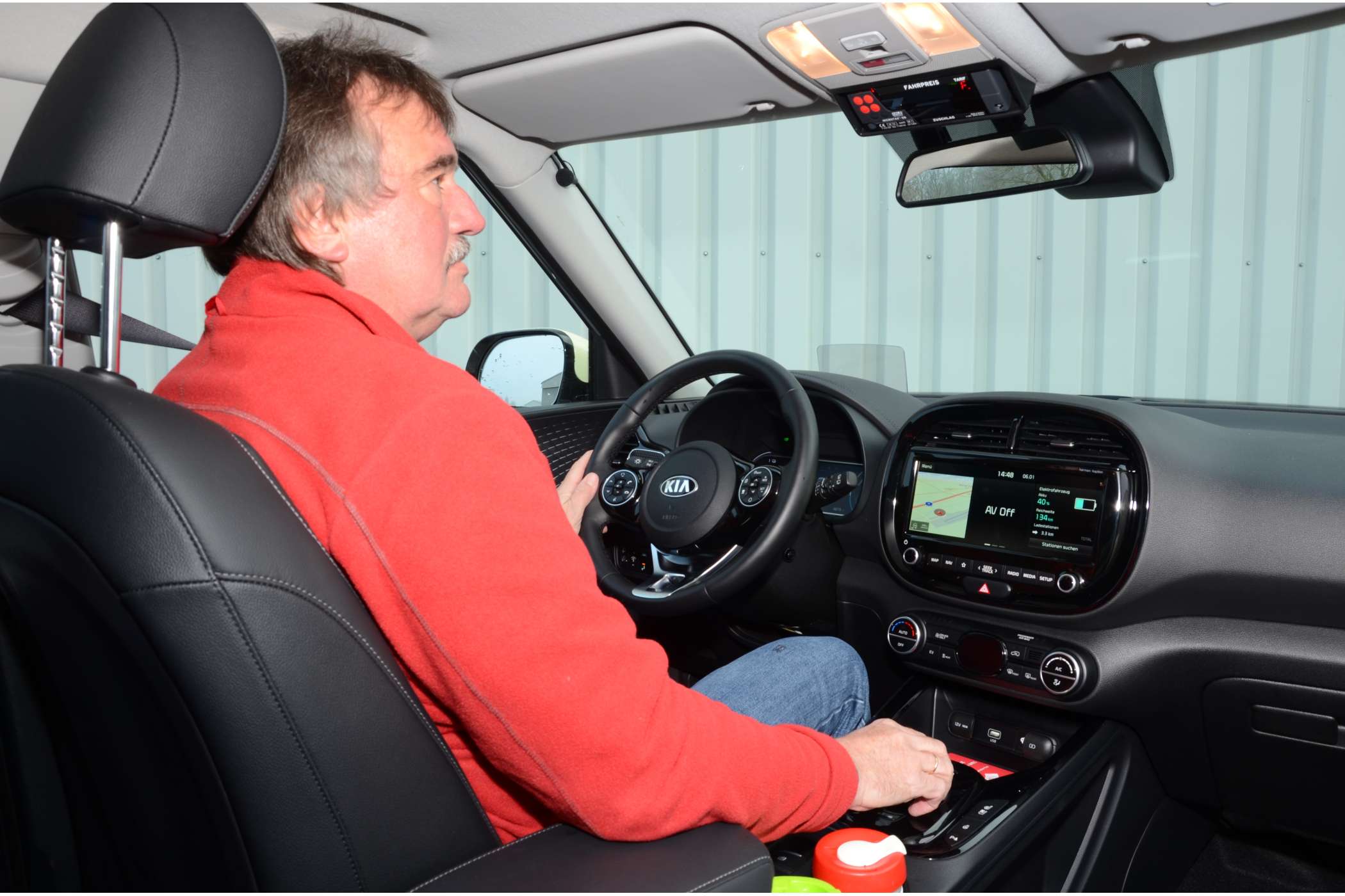 Mit einem elektrisch auch in der Neigung verstellbaren Ledersitz und vielen Ablagen hat der Taxifahrer einen guten Arbeitsplatz.