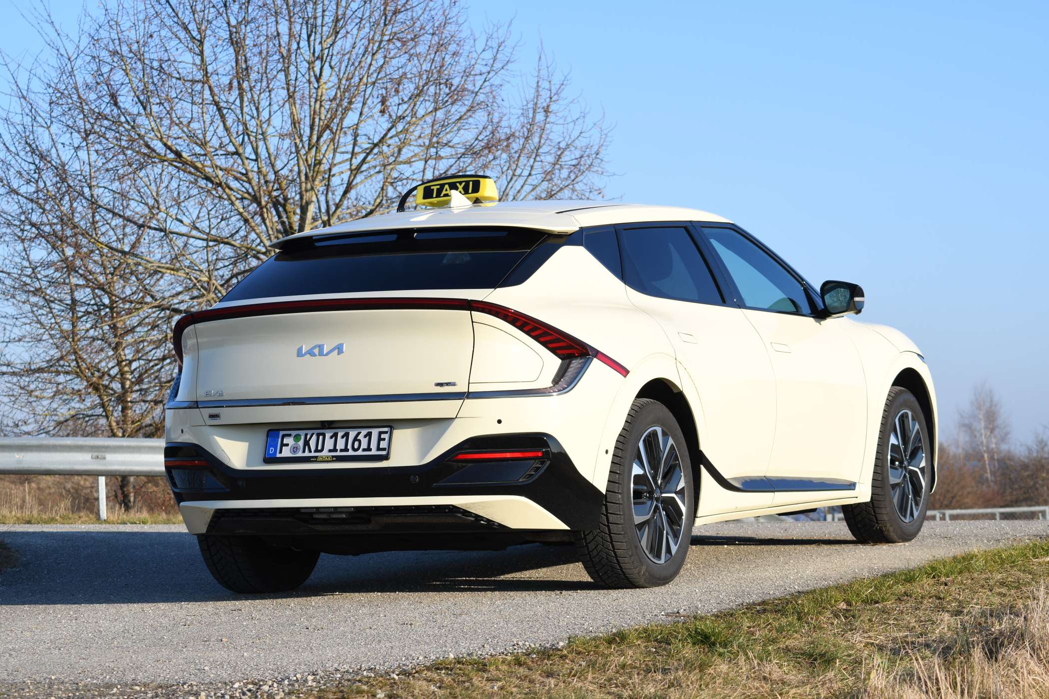 Der geräumige Kia EV6 ist nach hinten recht unübersichtlich, aber solange die Kameralinsen sauber sind, kann man auf dem großen Bildschirm das Bild der Rückfahrkamera und die Draufsicht zum genauen Rangieren nutzen. (Alle Fotos: Dietmar Fund)