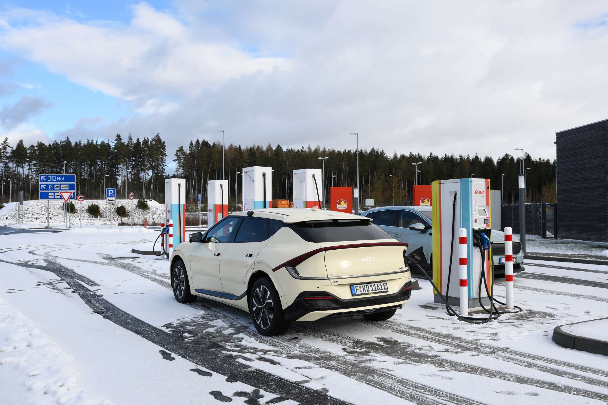 Am ersten Ladestopp in der Autobahnraststätte Naabtal-Ost waren von fünf Schnellladesäulen von e-on zwei außer Betrieb, eine belegt und auf einer fror der Bildschirm nach den ersten Bedienschritten ein. Nach 220 Landstraßen-Kilometern wurde mit 49,72 kWh wieder bis 100 Prozent geladen. Als neue Restreichweite wurden 335 Kilometern angezeigt, als Verbrauchswert nach der Landstraßenfahrt 19,6 kWh/100 Kilometer.