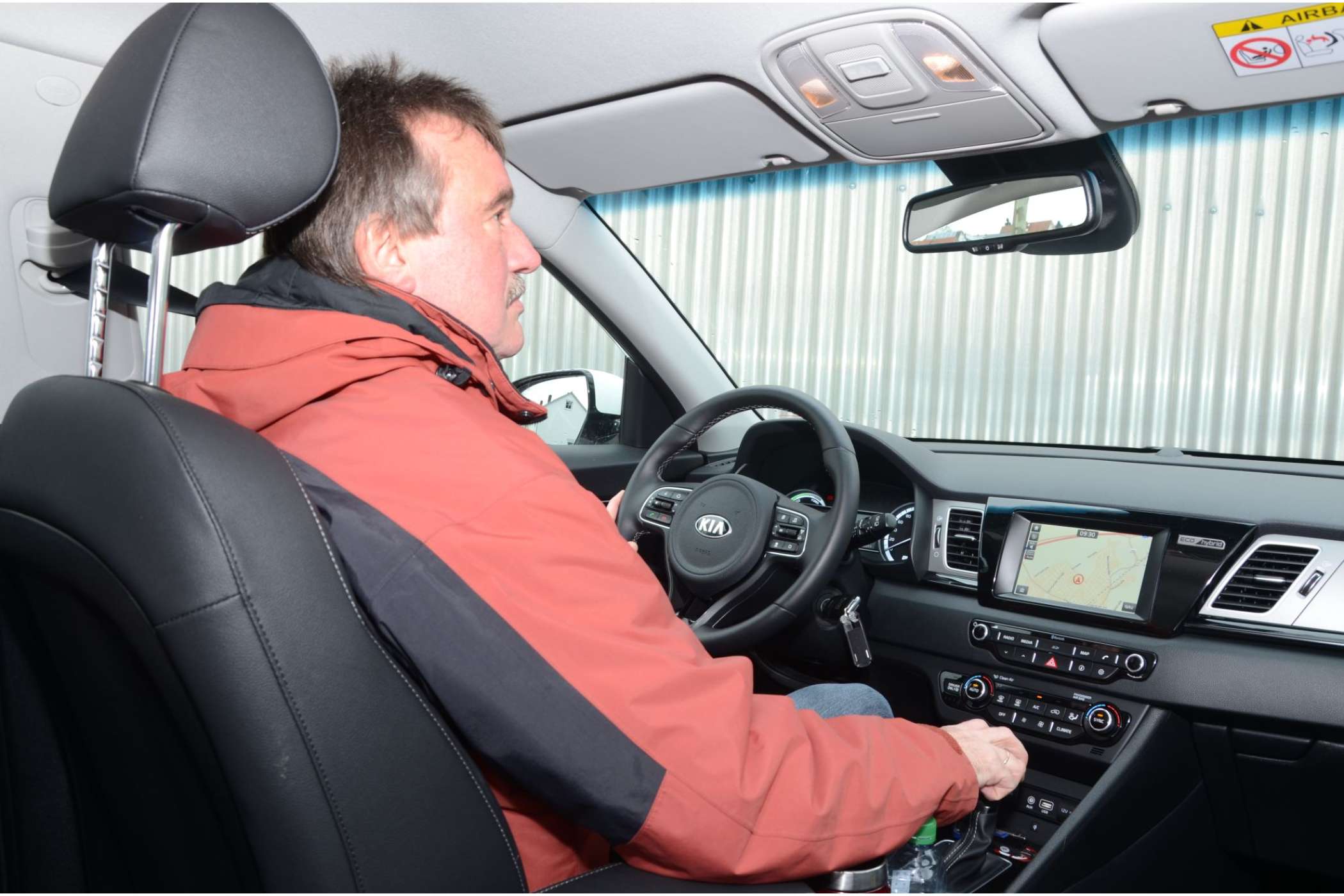 Der Fahrer kann den Bug von seinem höhenverstellbaren Sitz gut einsehen. Die Sitzauflage dürfte etwas länger sein, eine Lendenwirbelstütze gibt es nur gegen Aufpreis. | Dietmar Fund
