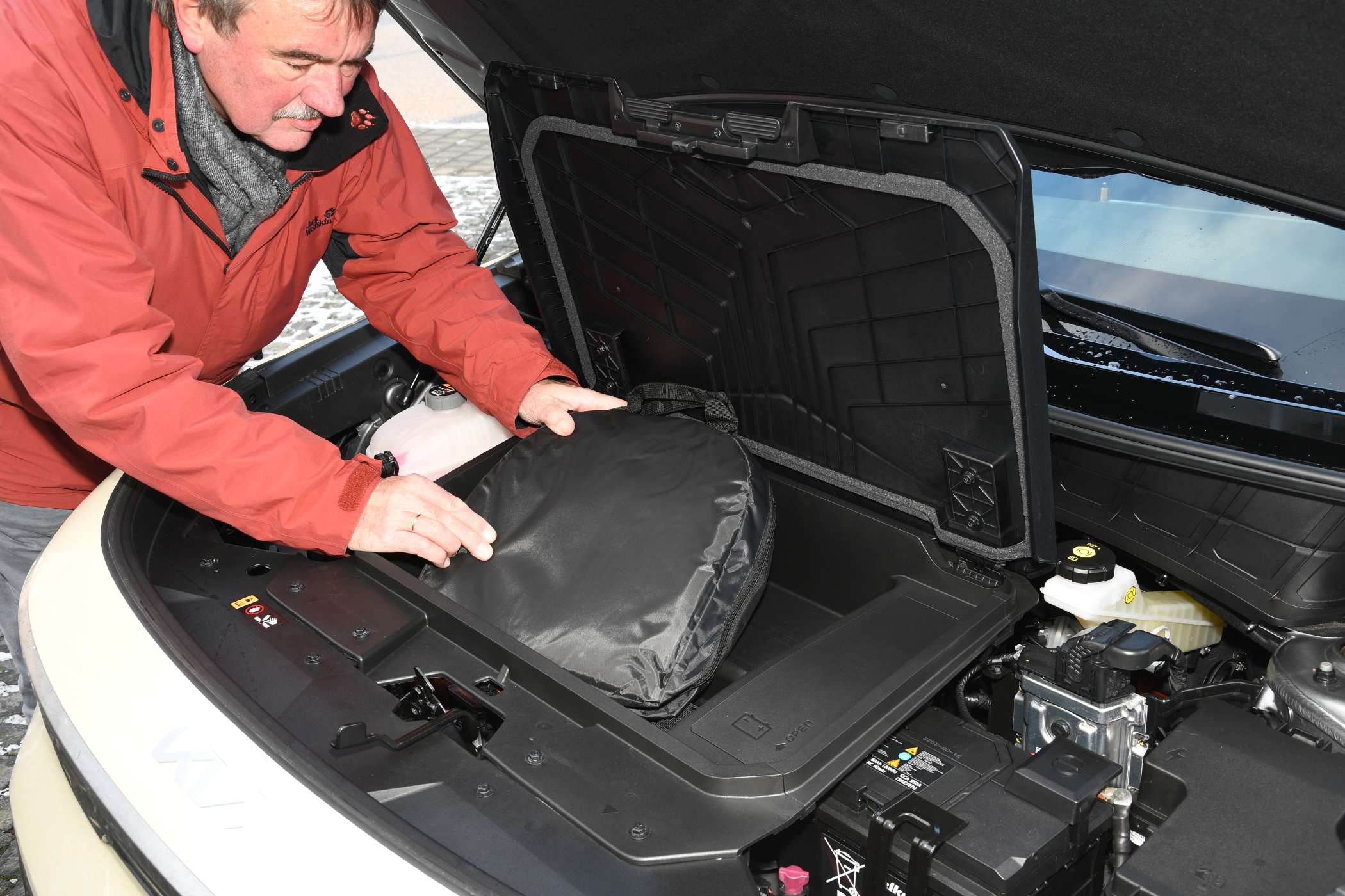 Unter der Motorhaube hat der Kia Niro EV serienmäßig einen Frunk, in den das AC-Ladekabel passt.