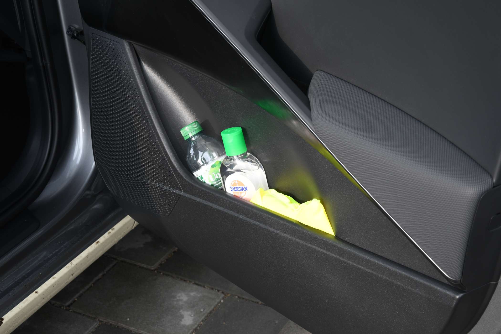 In die Vordertüren passen außer 0,5-l-Flaschen auch Fläschchen mit Desinfektionsmitteln.