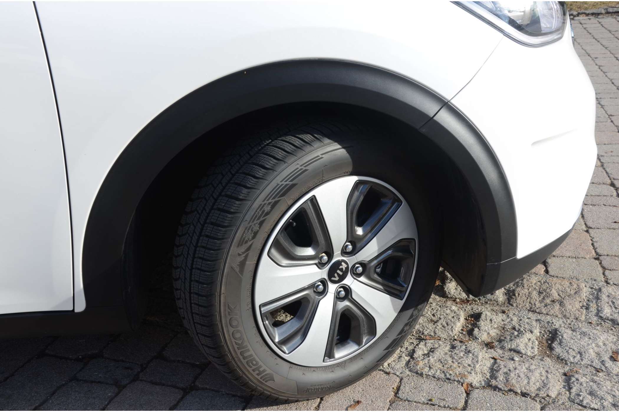 Trotz 16-Zoll-Rädern, die eigentlich den Fahrkomfort begünstigen, ist der kompakte SUV recht straff gefedert. | Dietmar Fund