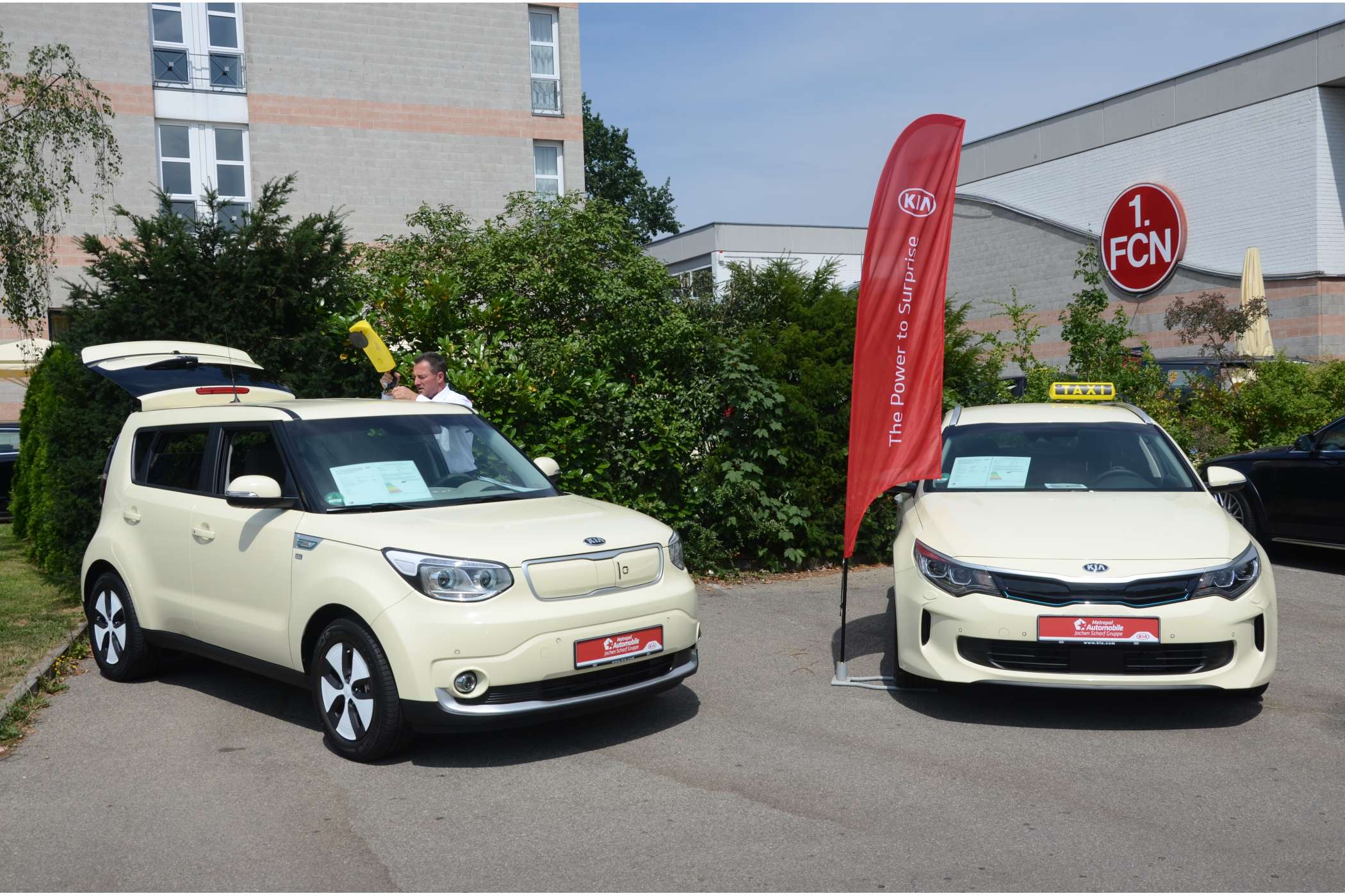 Der örtliche Kia-Händler hatte gleich zwei Elektroautos und den Optima Plug-in-Hybriden mitgebracht.