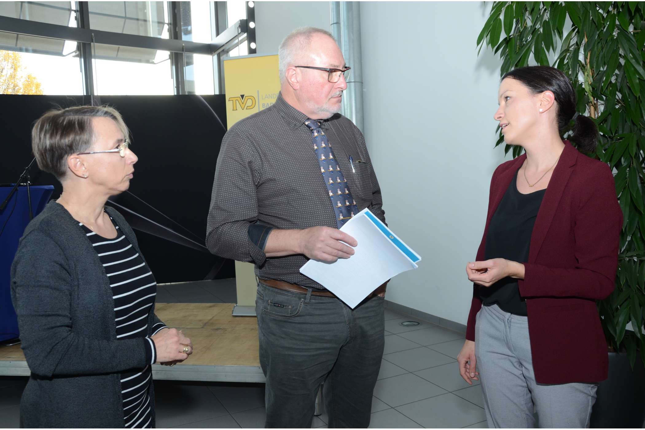 Vorstandsmitglied Jörn-Götz G. Dahlke fragte Janina Liedermann (r.) nach vertiefenden Infos, die er gerne bei den Schulungen des TVD einsetzen würde. Andrea Spieß hörte aufmerksam zu. (Foto: Dietmar Fund)