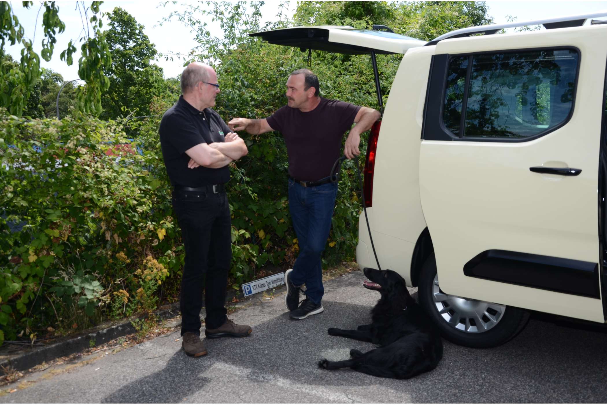 Der Dortmunder Klaus Betz und der Kölner Taxi-Umrüster Jürgen Weberpals unterhielten sich über die Umrüstung des Opel Combo, die Weberpals für Opel-Bauer erledigt.