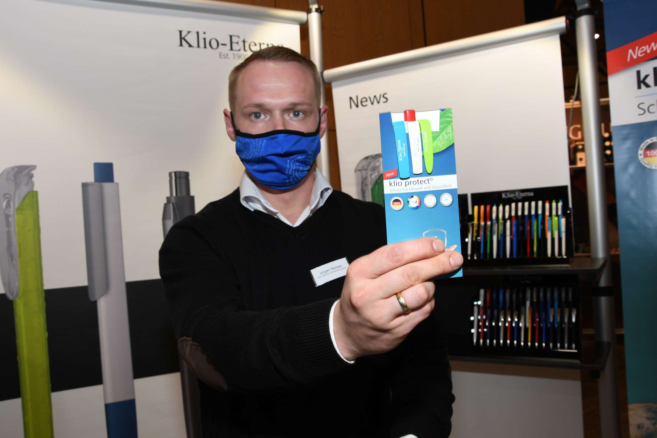 Jürgen Becker führte bei Klio-Eterna Kugelschreiber der neuen Serie klio protect vor, die aus recyceltem Kunststoff bestehen und über ihren ganzen Lebenszyklus hinweg eine antibakterielle Wirkung haben sollen.