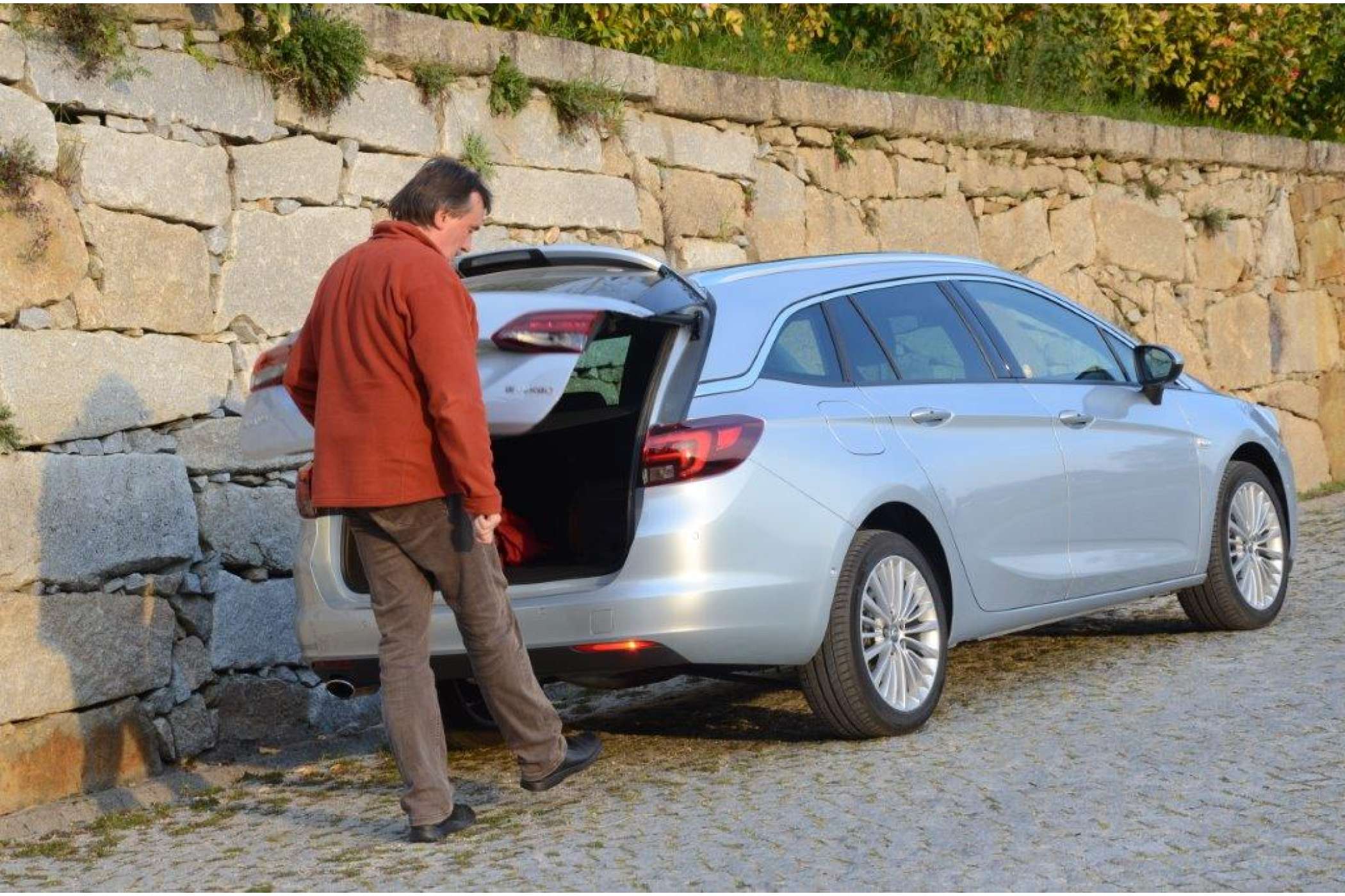 Wer die elektrische Kofferraumklappe und das schlüssellose Zugangssystem bestellt, kann mit einem Fußschwenk die Klappe öffnen und auch schließen. Das ist für Taxifahrer praktisch, wenn sie mit Gepäck voll beladen sind. | Dietmar Fund