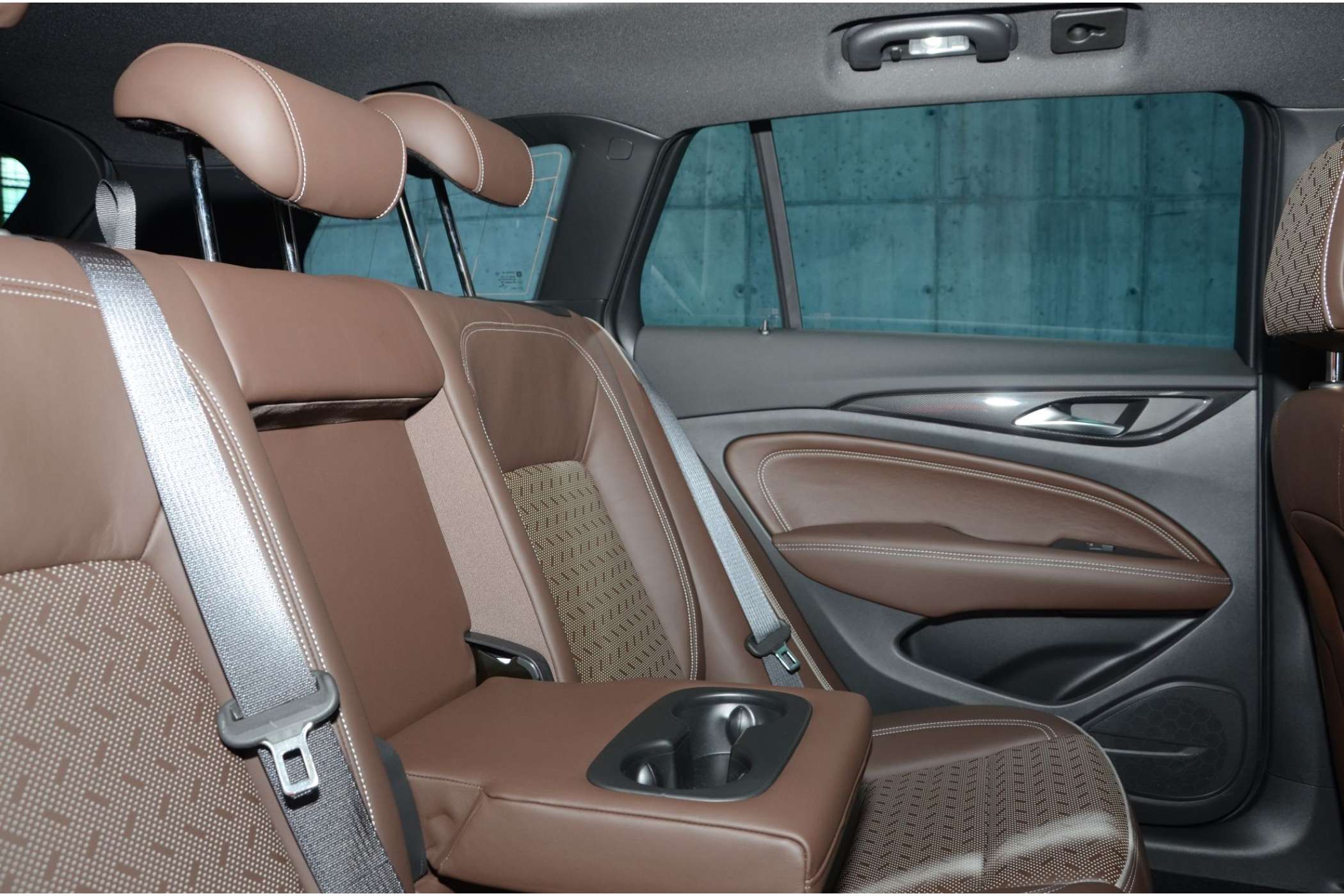Im Fond des Kombis haben die Fahrgäste selbst unter dem ganz nach hinten reichenden Glasdach noch ein Quäntchen mehr Kopffreiheit als in der Limousine. Der Mittelsitz ist wegen des Mitteltunnels für Erwachsene eher eine Notlösung, weil ihre Knie gegen die Rahmen der Vordersitzlehnen stoßen. | Dietmar Fund
