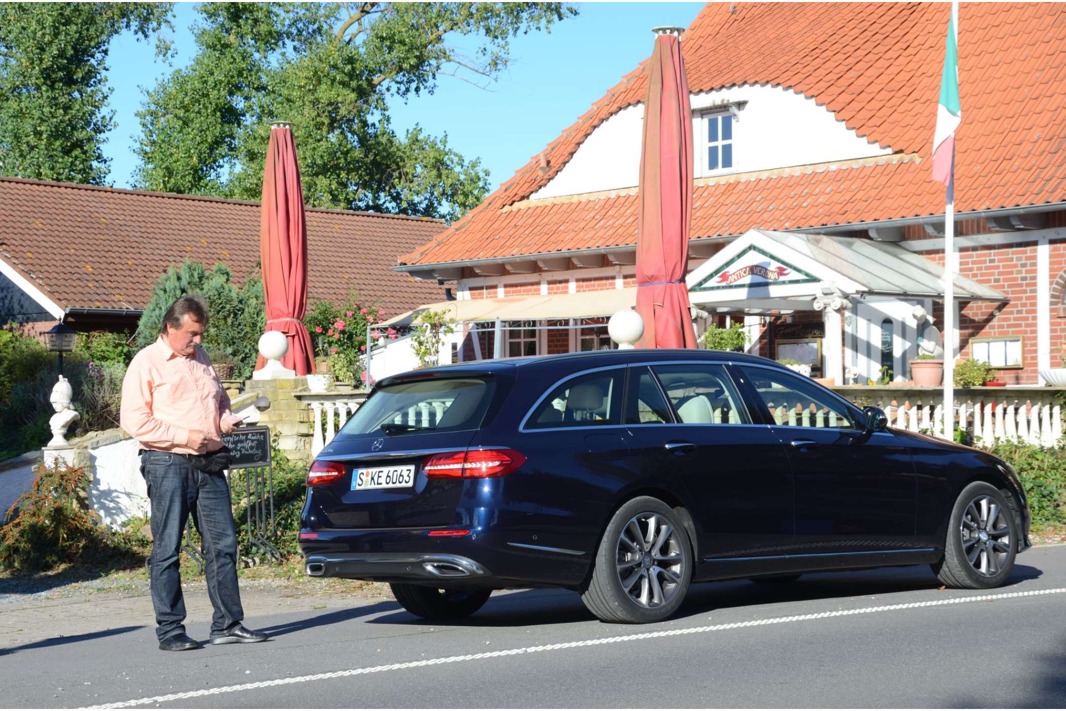 Die elektrische Heckklappe ist Serie. Öffnen und schließen kann man sie optional auch per Fußschwenk. | Foto: Dietmar Fund
