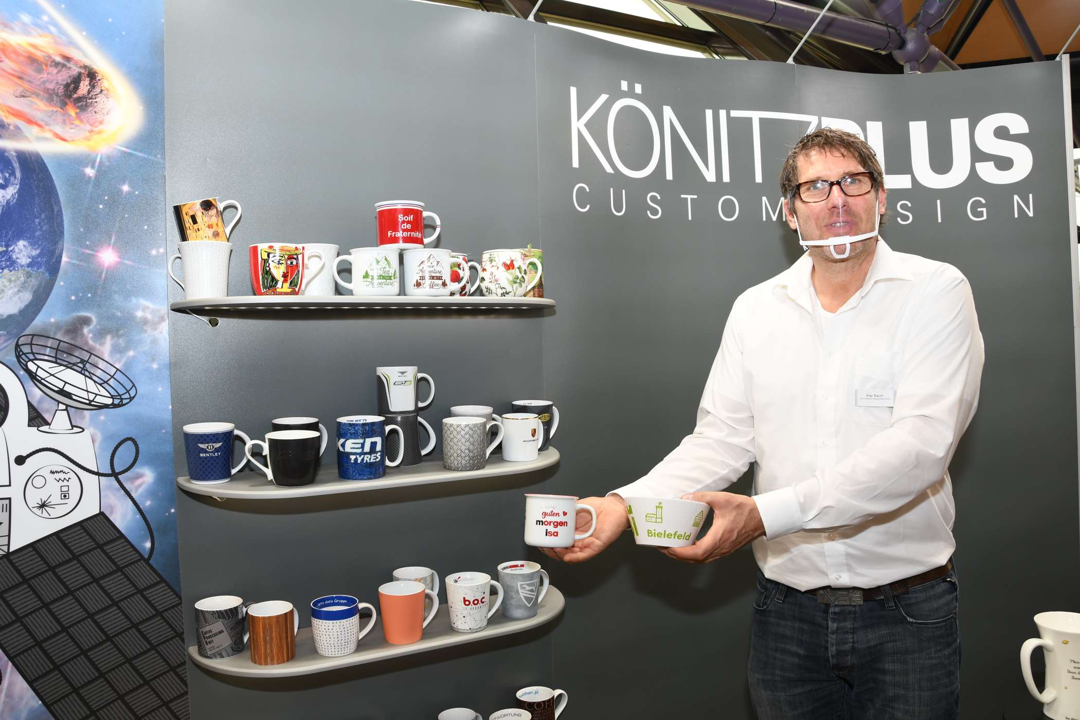 Ein Klassiker sind Bürotassen und Müslischüsseln aus Porzellan, die die Welle von Coffee-to-Becher aus Kunststoff offenbar abgelöst haben. Kay Baum von Könitz aus dem gleichnamigen Thüringer Ort hat auch schon Großserien für die Nutella-Werbung (l.) produziert.