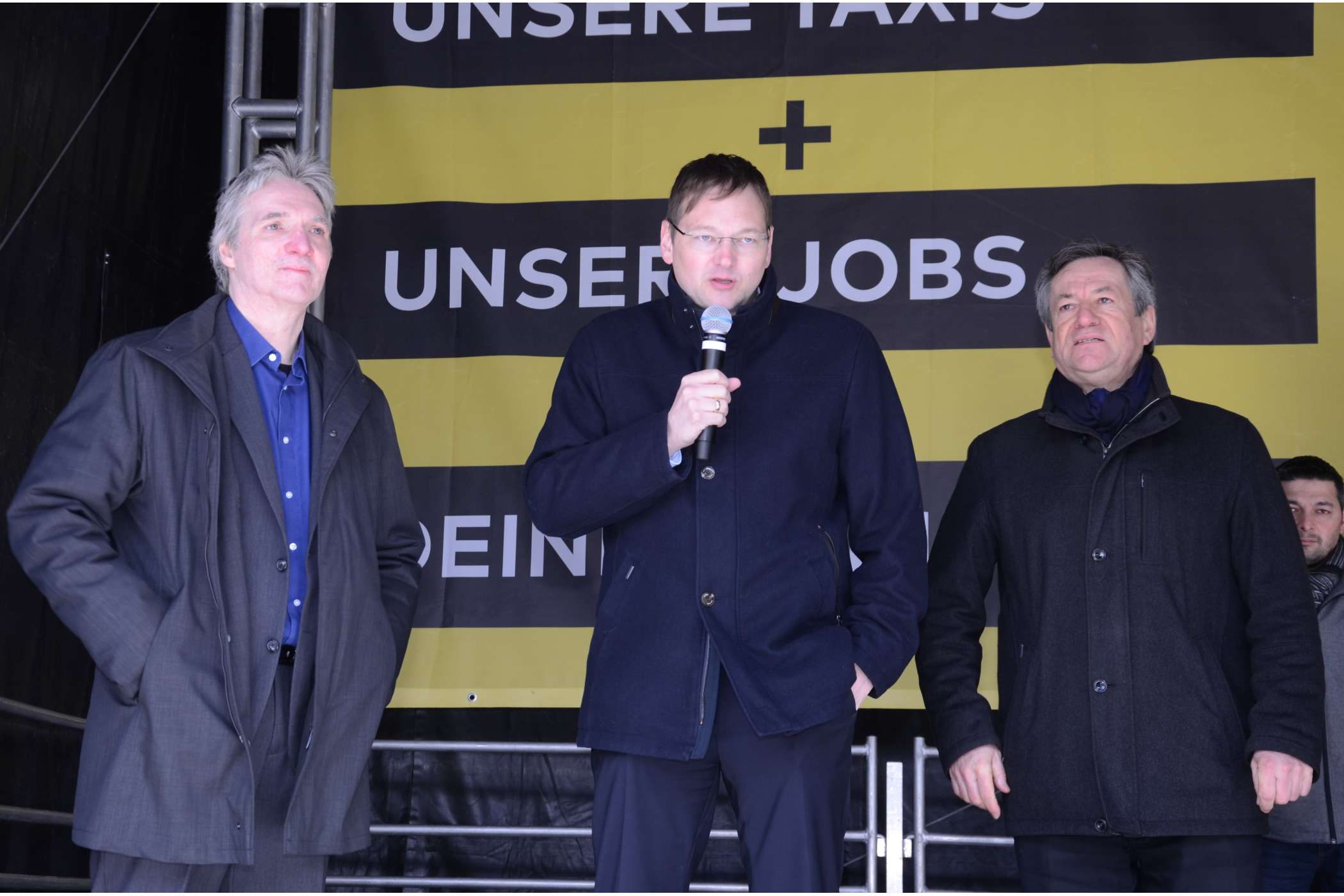 Der bayerische Verkehrsminister Karl Reichhart (M.) hörte eine Weile zu und trat dann selbst aufs Podium. (Foto: Dietmar Fund)