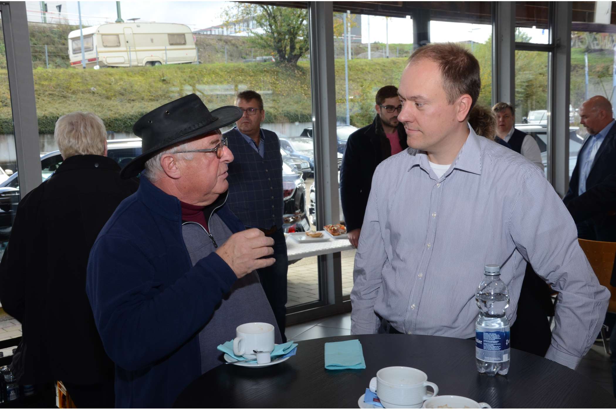 Kurt Leutgeb aus Mühlacker, der stets mit Cowboyhut auftritt, unterhielt sich mit Matthias Spanier, der seine Software zur Planung von Taxifahrten vorgestellt hatte.