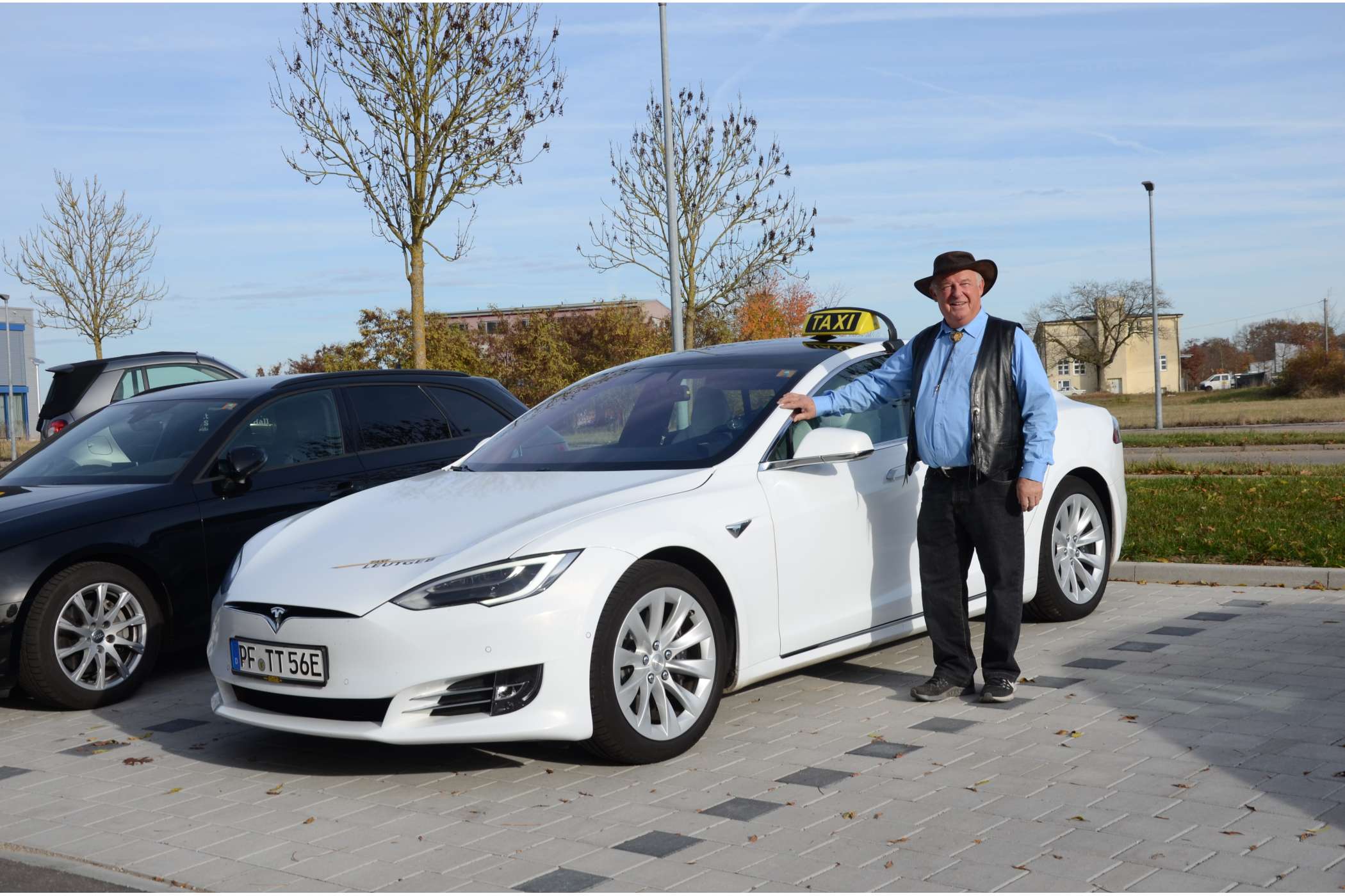 Den Gegenpol zum Youngtimer hatte Kurt Leutgeb dabei: Ein Elektrotaxi von Tesla, mit dem er sich einen Traum erfüllt hat. (Foto: Dietmar Fund)