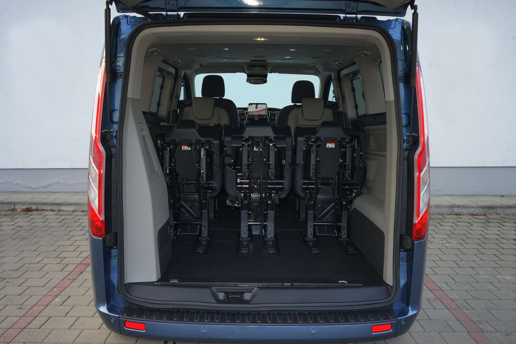 Beim Blick in den Laderaum fällt auf, dass die Flexibilität zwar erhalten bleibt, aber doch ein Stück Laderaumhöhe verloren geht. (Foto: Ford)