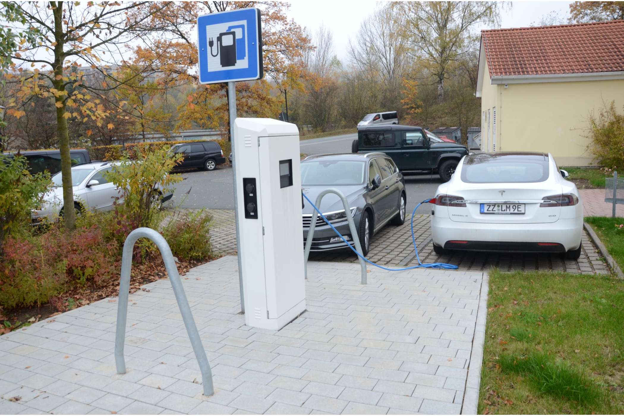 Vor dem Fair Resort-Hotel Jena lud der Taxiunternehmer Möbius aus Zeitz seinen Mietwagen vom Typ Tesla S. Das passte zu einer Umwelt-Resolution des BZP, die stark auf Elektromobilität abstellte. | Dietmar Fund