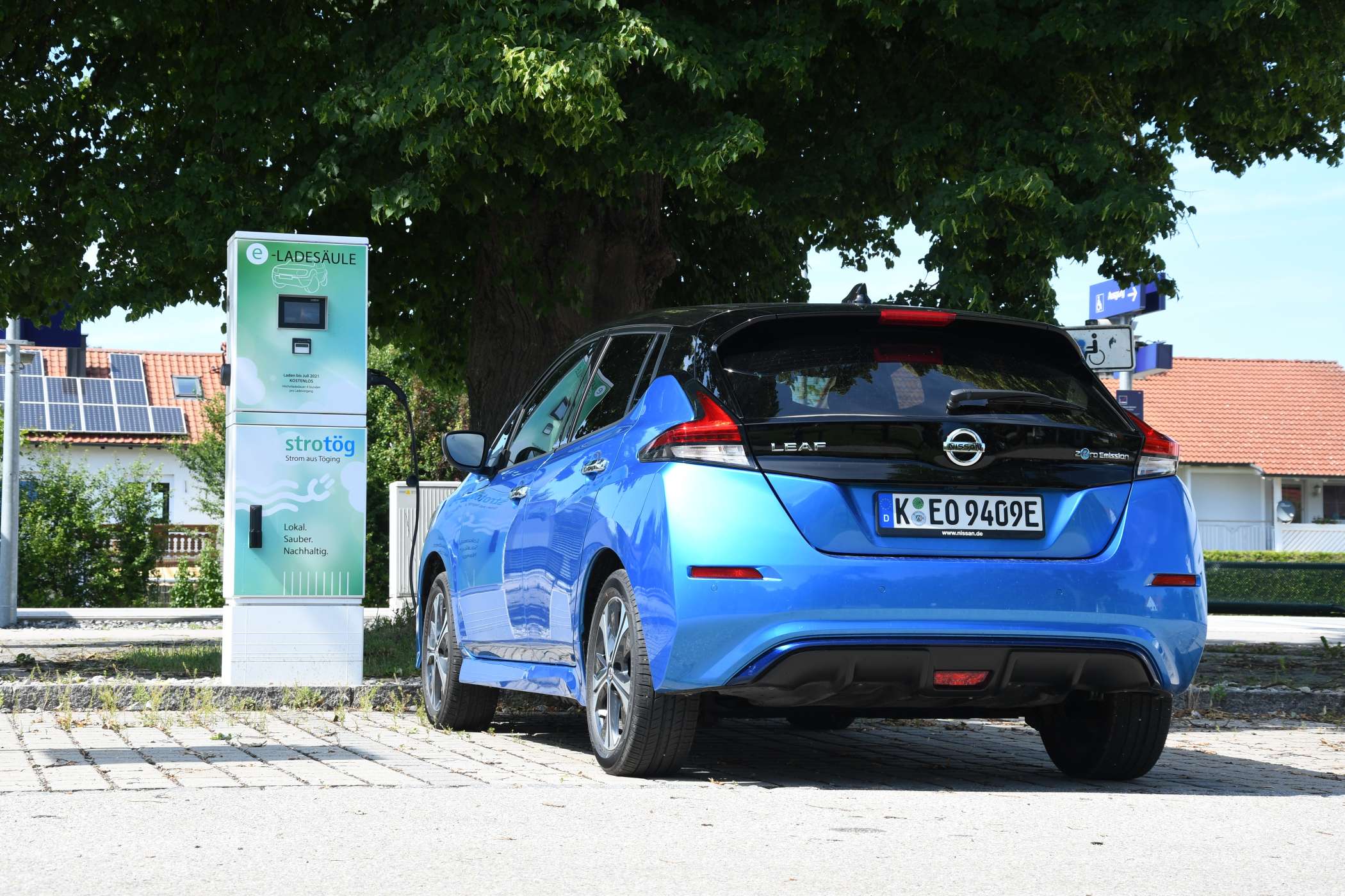 Das Heck des Nissan Leaf ist unübersichtlich. Dafür hat er eine gute Rückfahrkamera, deren Linse nicht so schnell wie bei anderen Modellen verschmutzt.