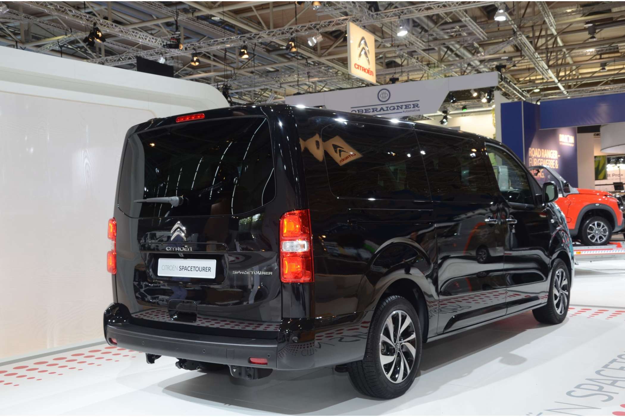 Citroen, Peugeot und Toyota präsentierten ihre gemeinsam entwickelten Transporter erstmals in der ganz langen Version mit verlängertem hinterem Überhang. Alle drei wählten dazu eine schwarze VIP-Variante aus.| Foto: Dietmar Fund