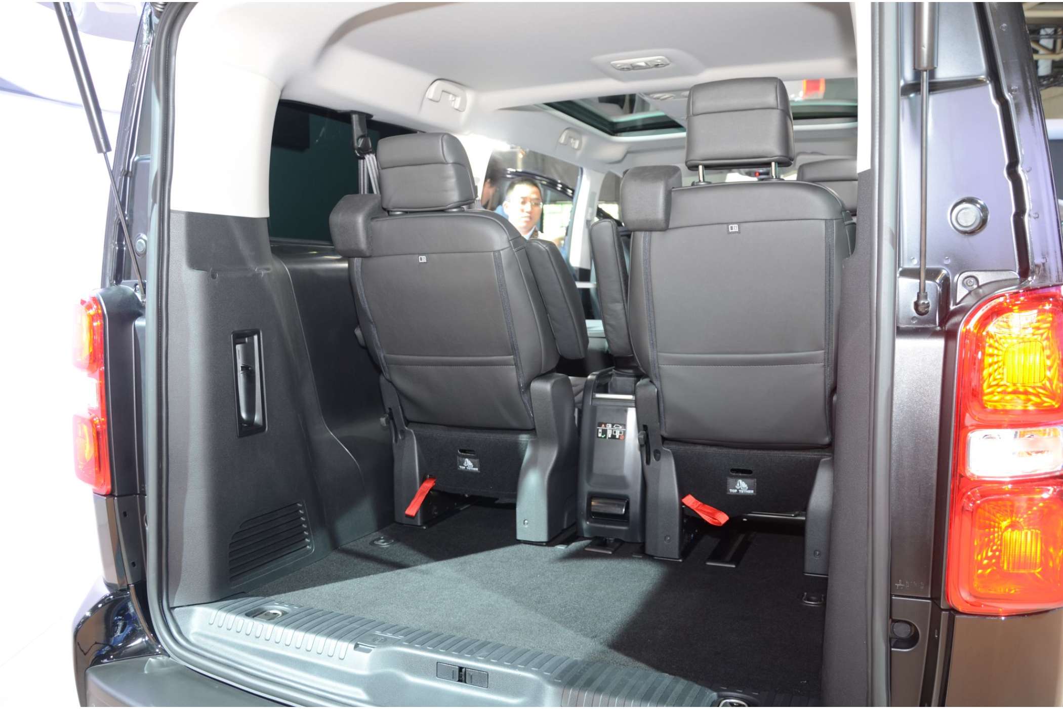 Wie der Toyota Proace bieten auch die beiden anderen VIP-Shuttlefahrzeuge hinter fünf Sitzen im Fond einen Laderaum, in den man Bordtrolleys längs einlegen kann.| Foto: Dietmar Fund