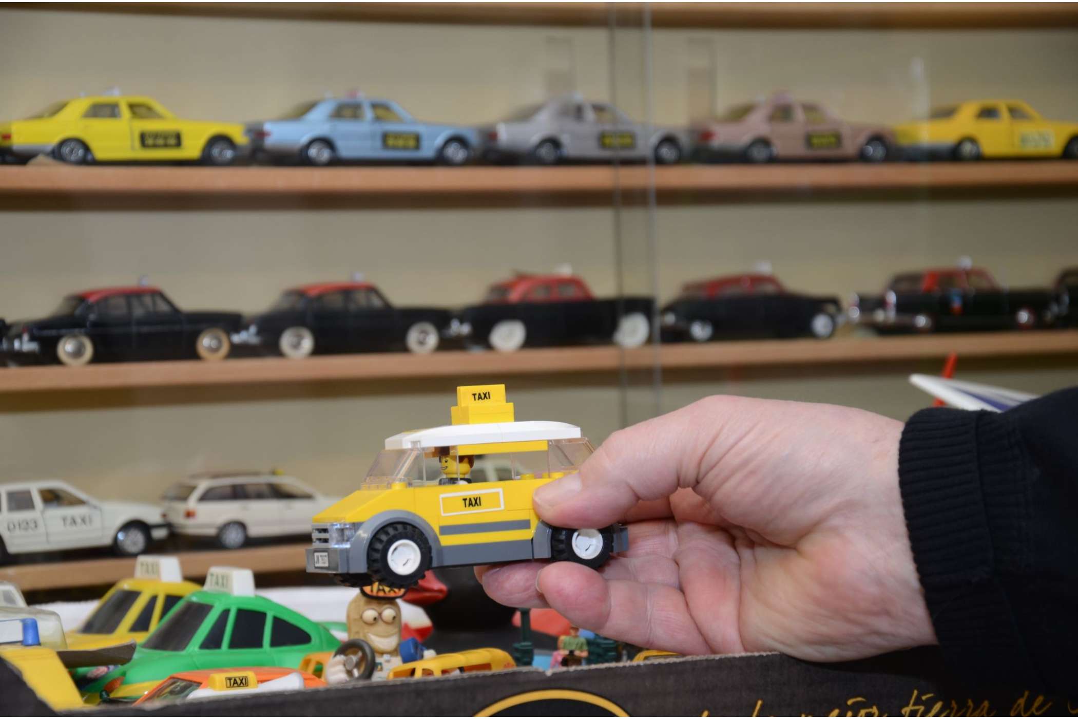 Für dieses Lego-Taxi musste der Modell-Liebhaber einen ganzen Baukasten kaufen. | Dietmar Fund