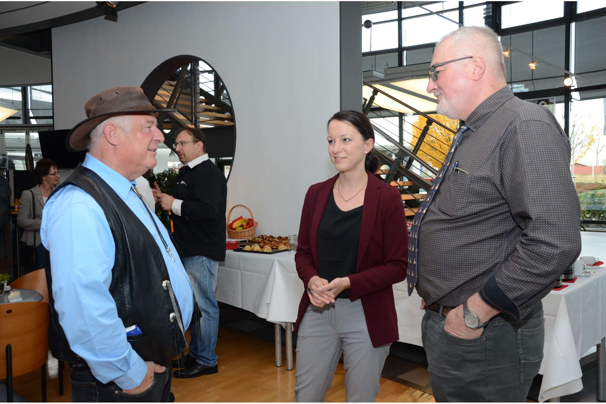 Kurt Leutgeb (v.l.), Janina Liedermann und Jörn-Götz G. Dahlke unterhielten sich in der Kaffeepause angeregt. Das Autohaus hatte dafür schwäbische Minibrezeln, Amerikaner und anderes leckeres Gebäck bereitgestellt. (Foto: Dietmar Fund)
