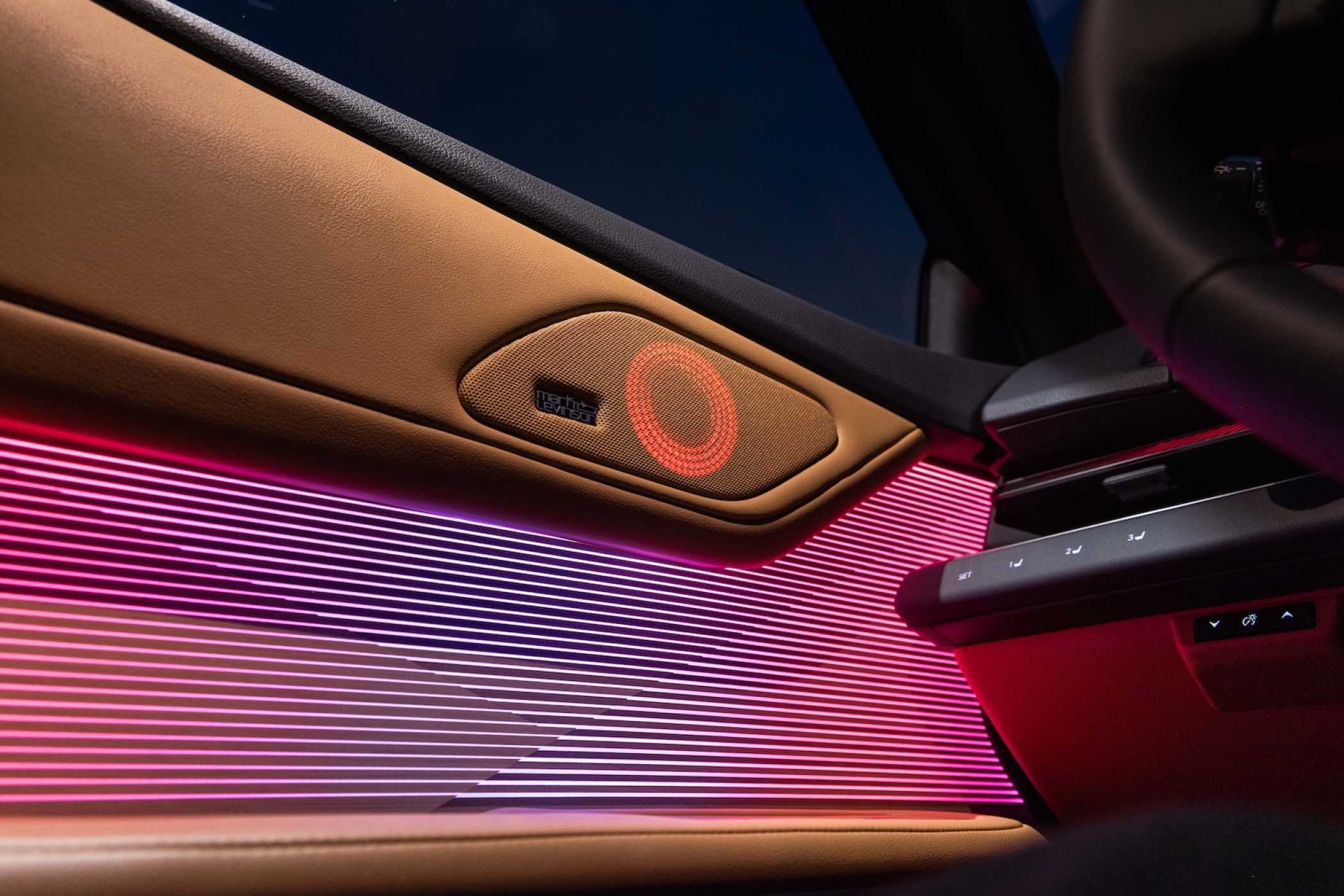 Edle Details wie der Leuchkranz in den klangstarken Mark Levinson Lautsprechern. | Foto: Lexus