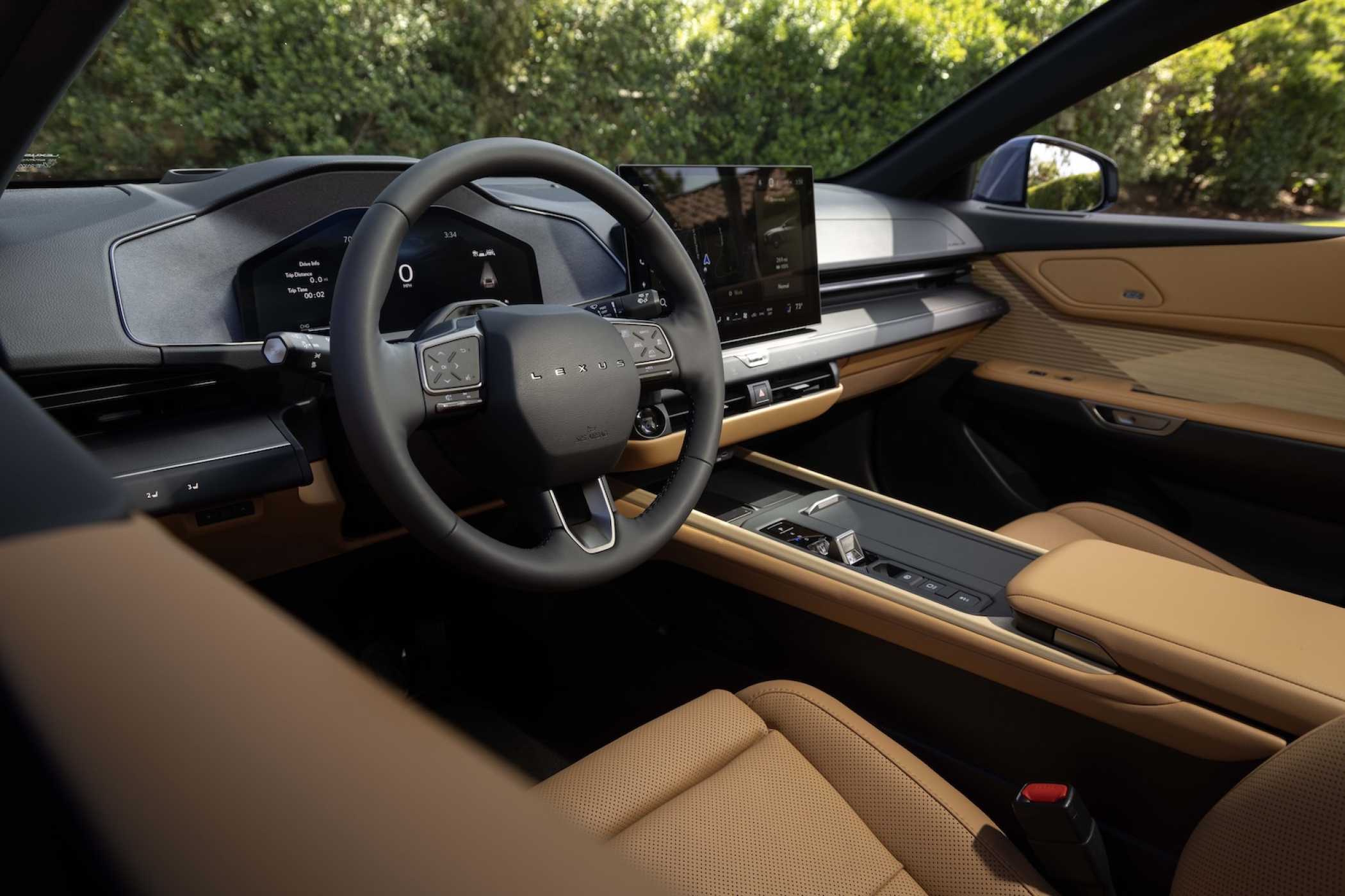 Wohltuend ruhiges Design, wuchtige Mittelkonsole. | Foto: Lexus