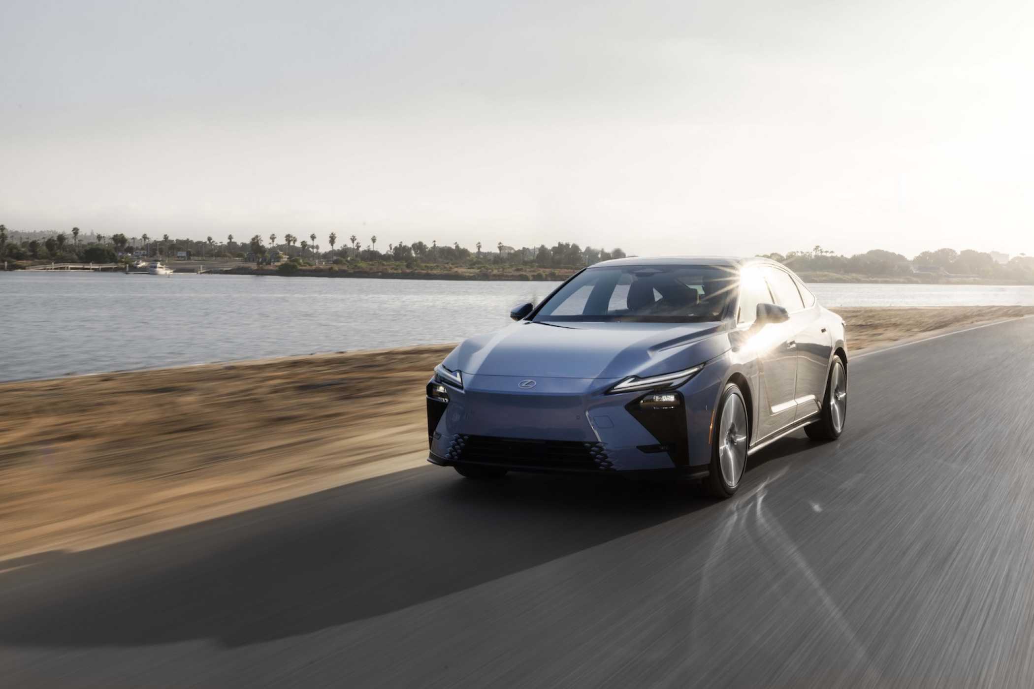 Das Fahrwerk bietet hohen Komfort und recht manierliches Handling. | Foto: Lexus