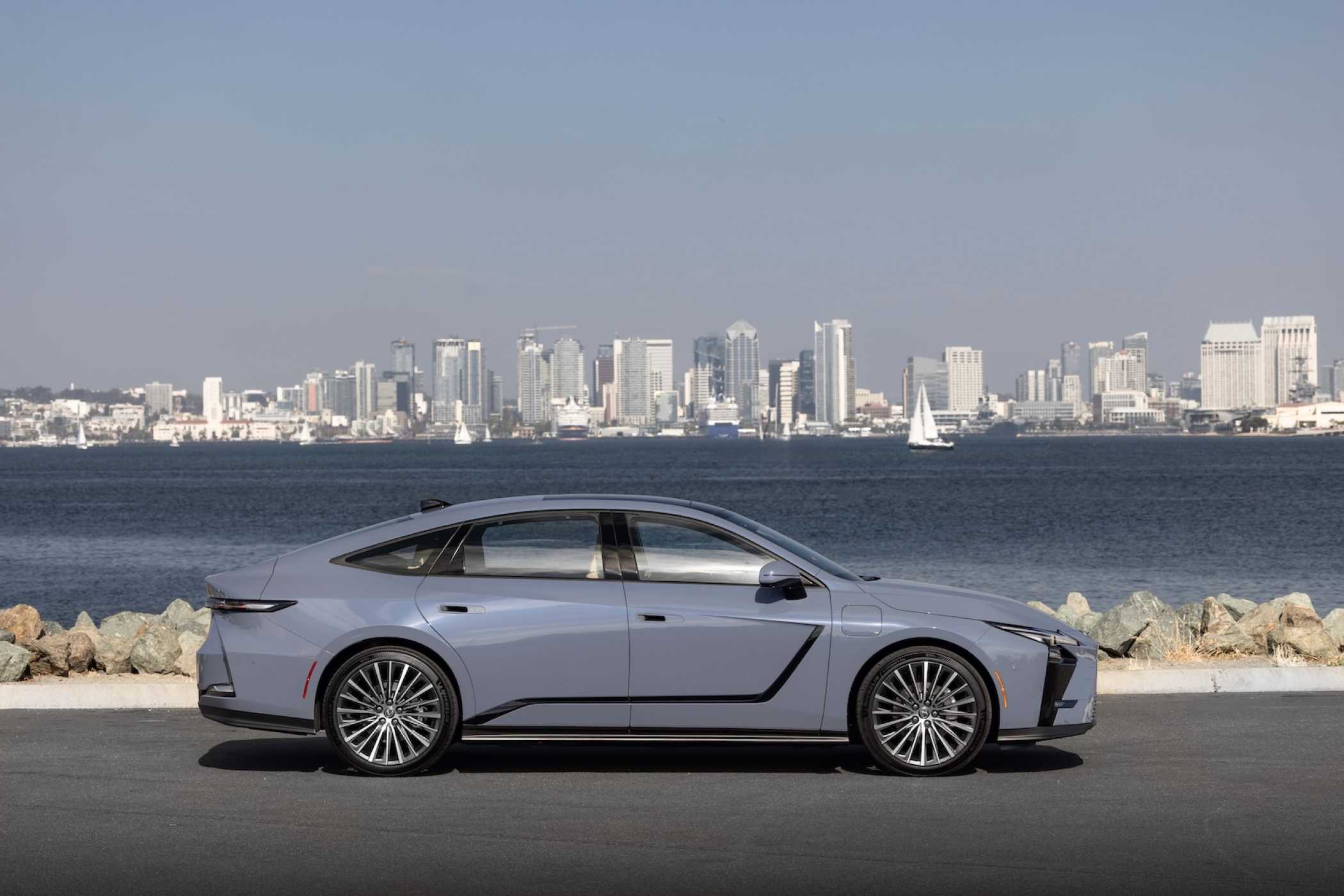 Der ES streckt sich ganz schön lang, mit 5,14 Metern, ist aber mit 2,1 Tonnen relativ leicht. | Foto: Lexus