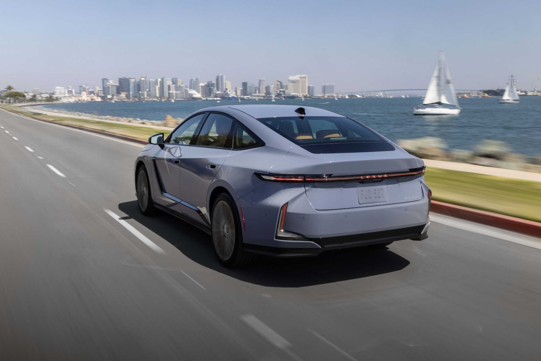 Eleganter Heckschwung mit illuminiertem Schriftzug. | Foto: Lexus