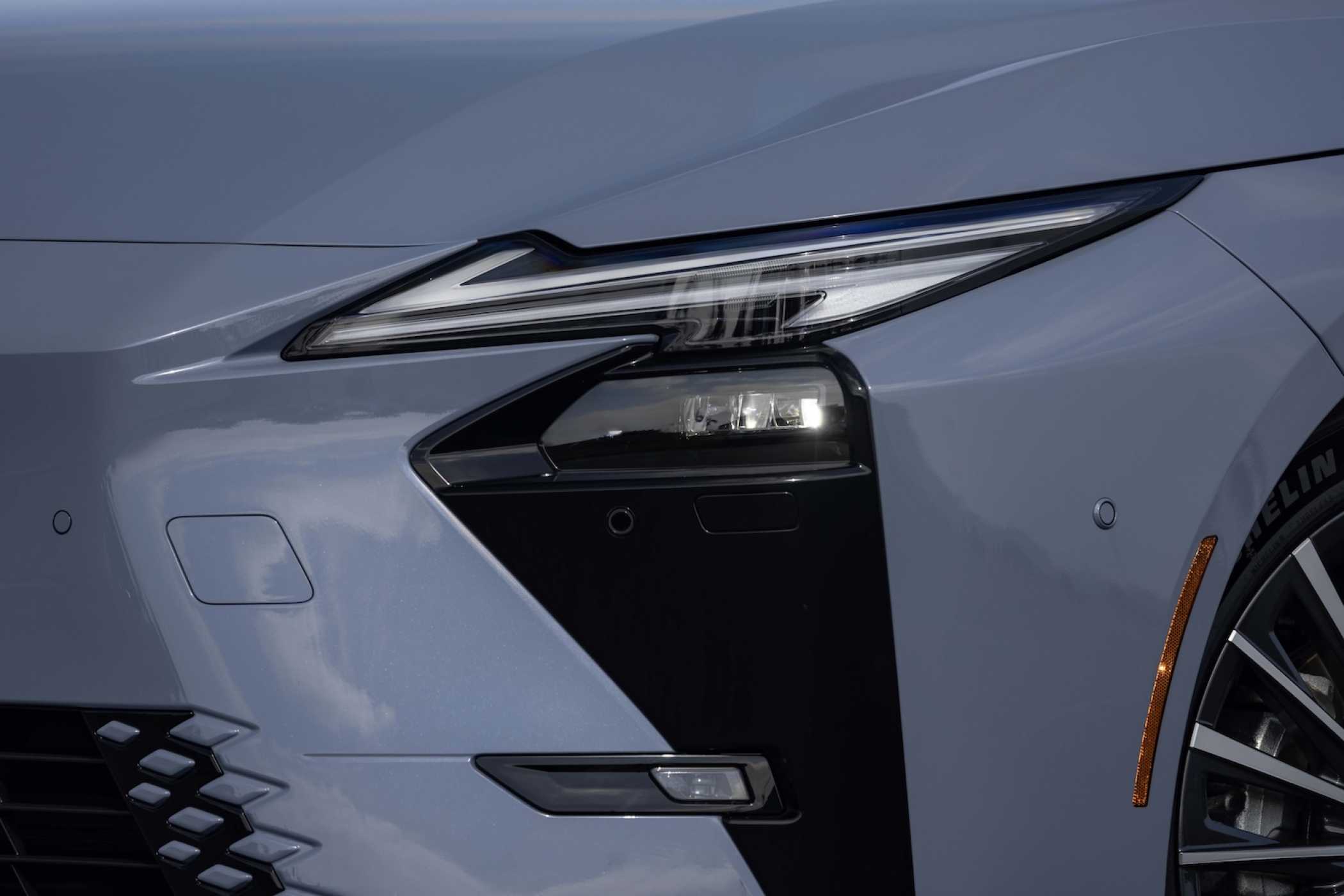 Fein gezackte LED-Leuchten. | Foto: Lexus