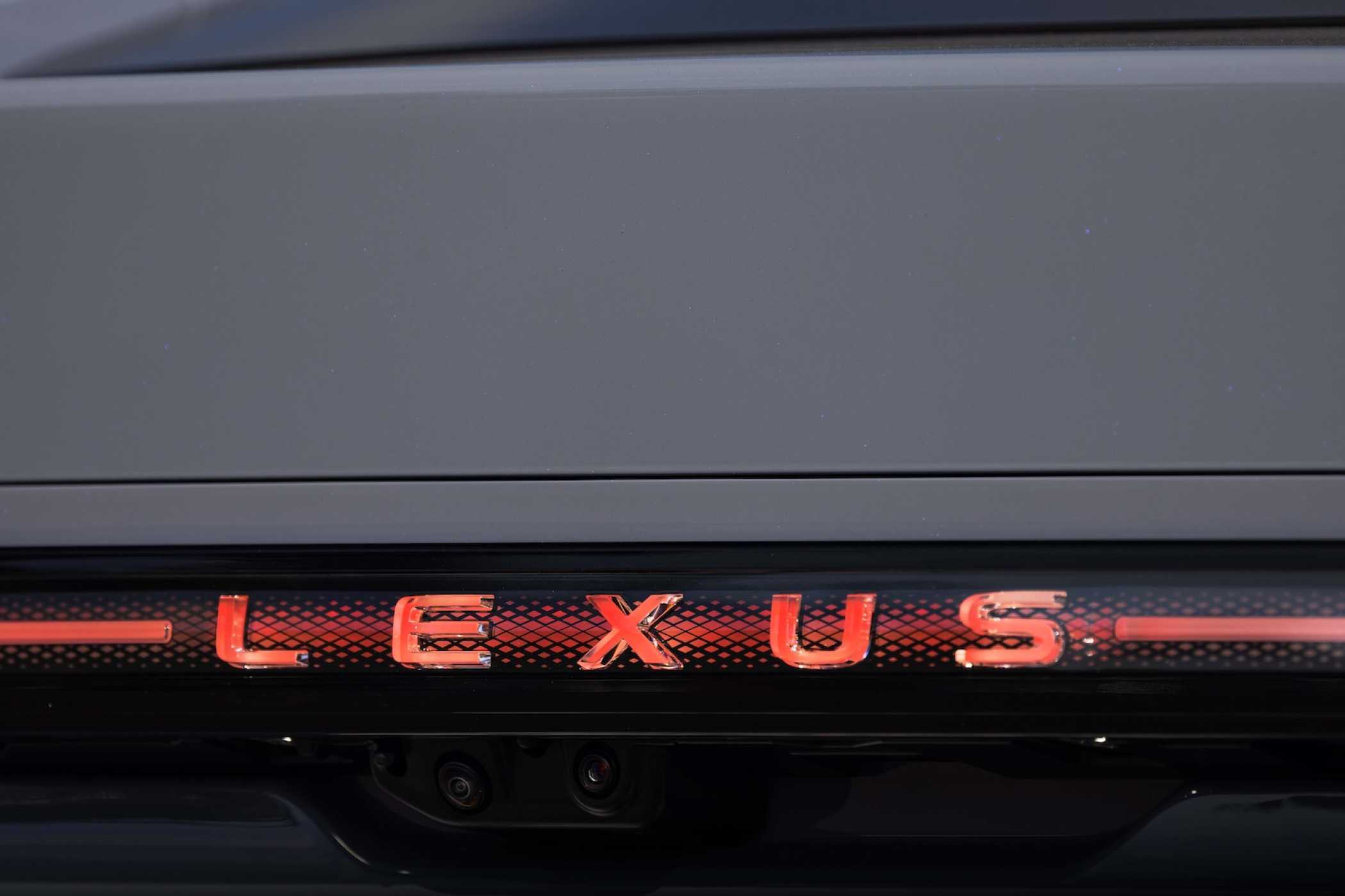 Voll im Trend ist der illuminierte Schriftzug. | Foto: Lexus