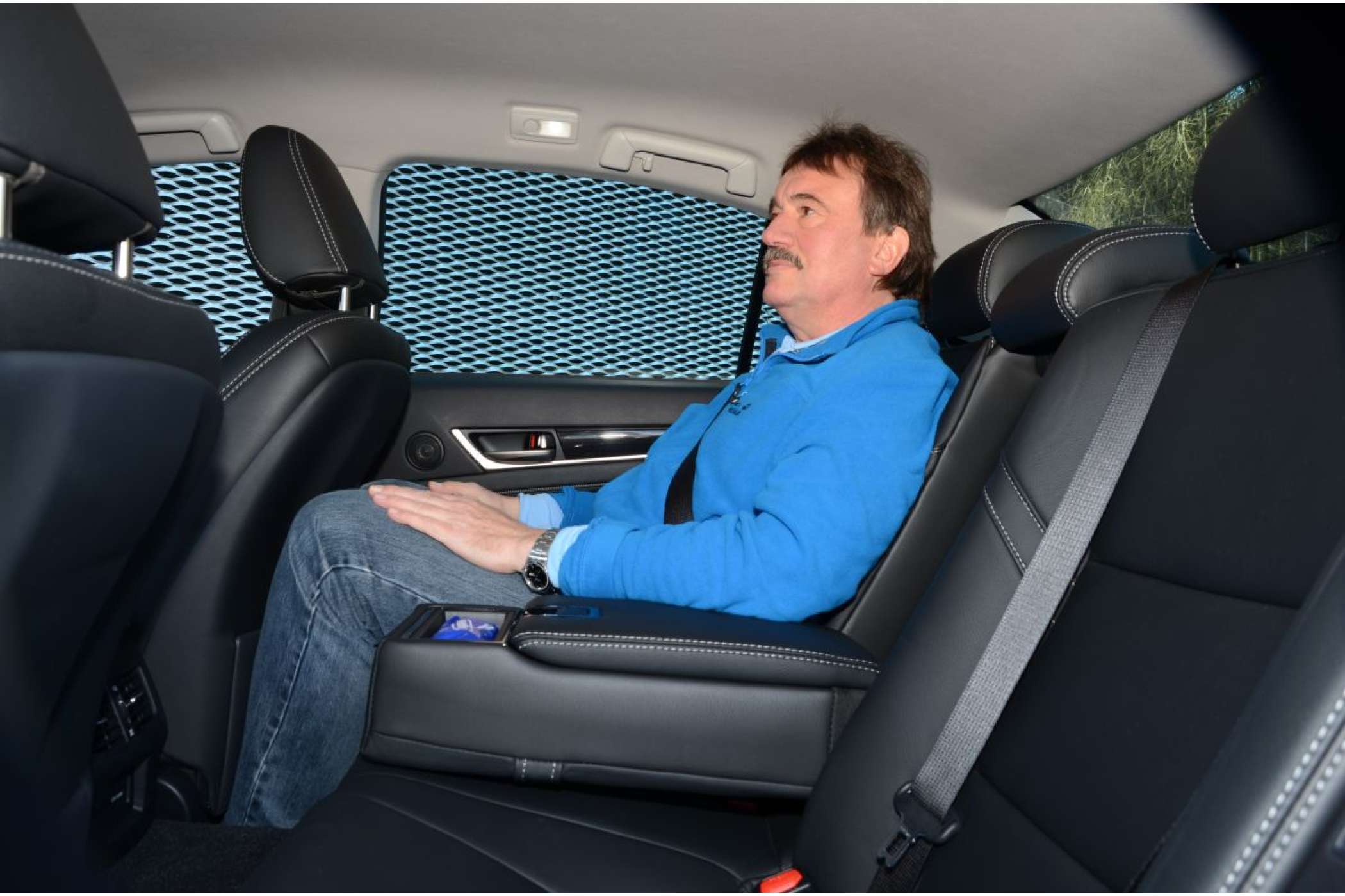 Dank der bequemen Armauflage sitzen im Fond zwei große Fahrgäste so gut wie in einer E-Klasse. Wie dort stört der Mitteltunnel des Hecktrieblers, wenn in der Mitte ein weiterer Fahrgast sitzen soll.| Dietmar Fund | taxi heute