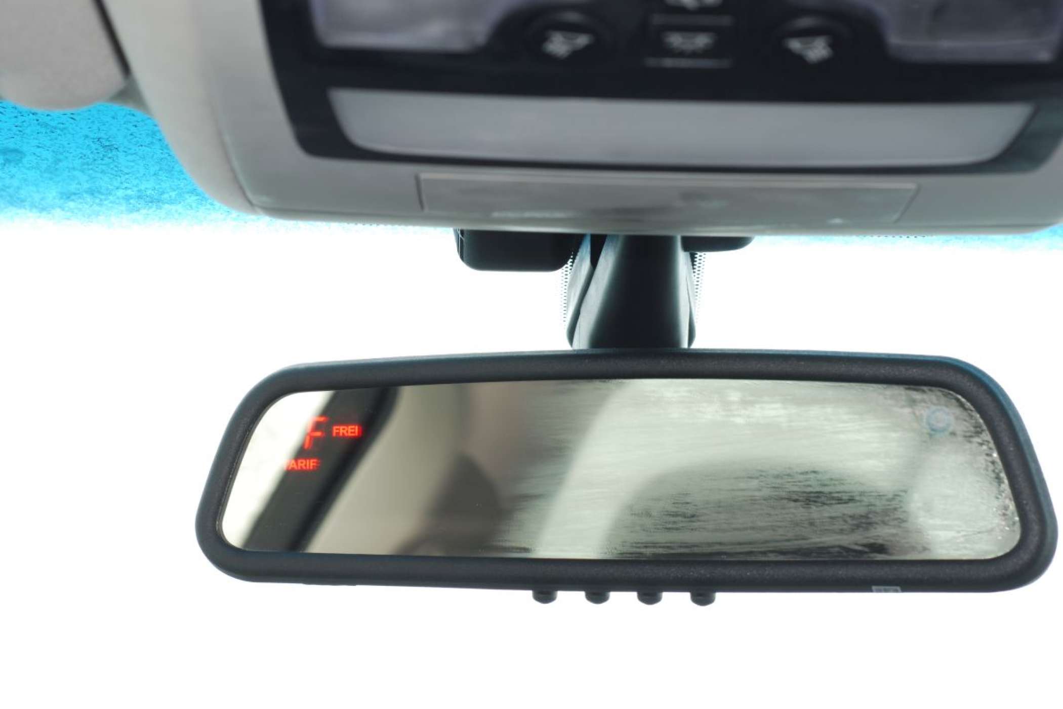 Intax baut in den Lexus GS 300h ein Spiegeltaxameter ein und lässt die Dachkonsole unverändert. Deren LED-Innenbeleuchtung ist schwächer als die, die Intax in seinen eigenen Dachkonsolen verbaut.| Dietmar Fund | taxi heute