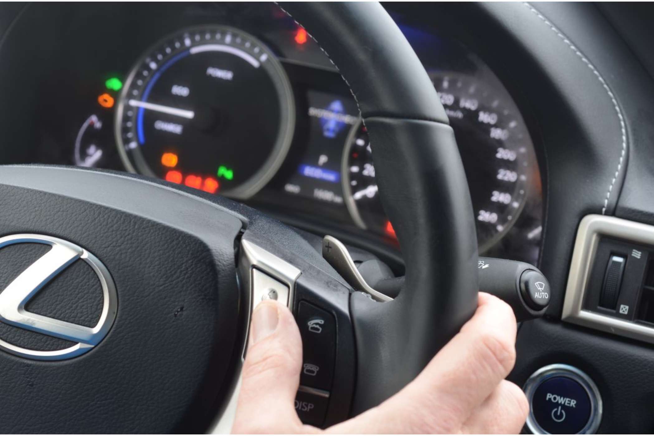 Über eine Lenkradtaste aktiviert man die Sprachbedienung für das DVD-Radio und das Telefon. Die Nutzerführung ist etwas umständlich, die Sprachqualität beim Freisprechen sehr gut.| Dietmar Fund | taxi heute