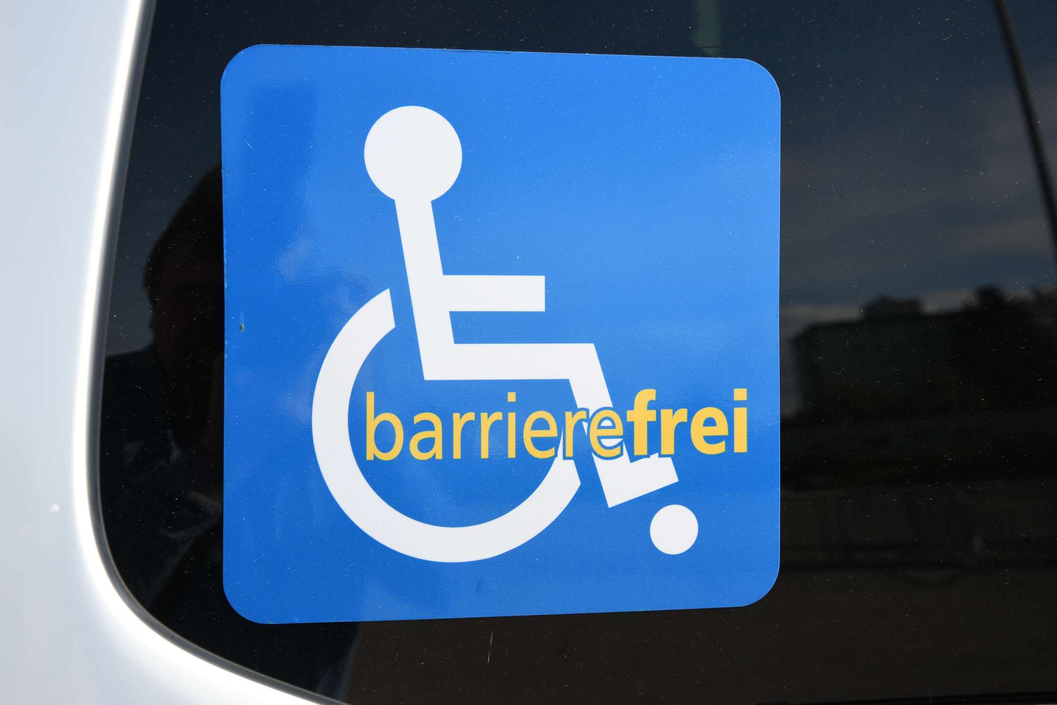 Mit einem auffälligen Hinweisschild auf die Barrierefreiheit seines Ford Transit wies Taxi Leutgeb auf sein Inklusionstaxi hin.