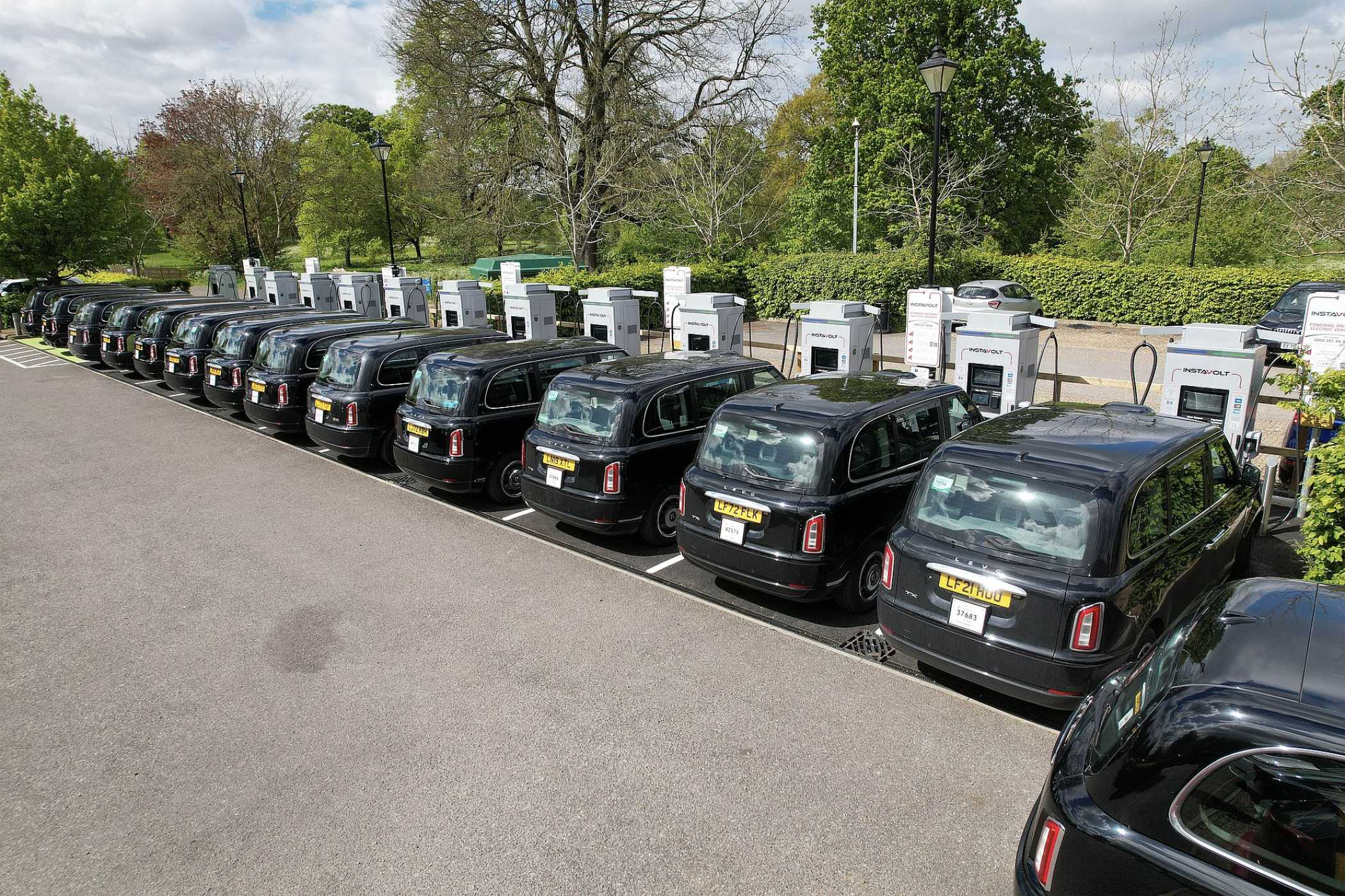 Platz 4: So läd London: InstaVolt unterstützt E-Taxis  » https://www.taxi-heute.de/node/26206 | Charge in Black - E-Taxis im Schnellladepark von InstaVolt.| Foto: InstaVolt
