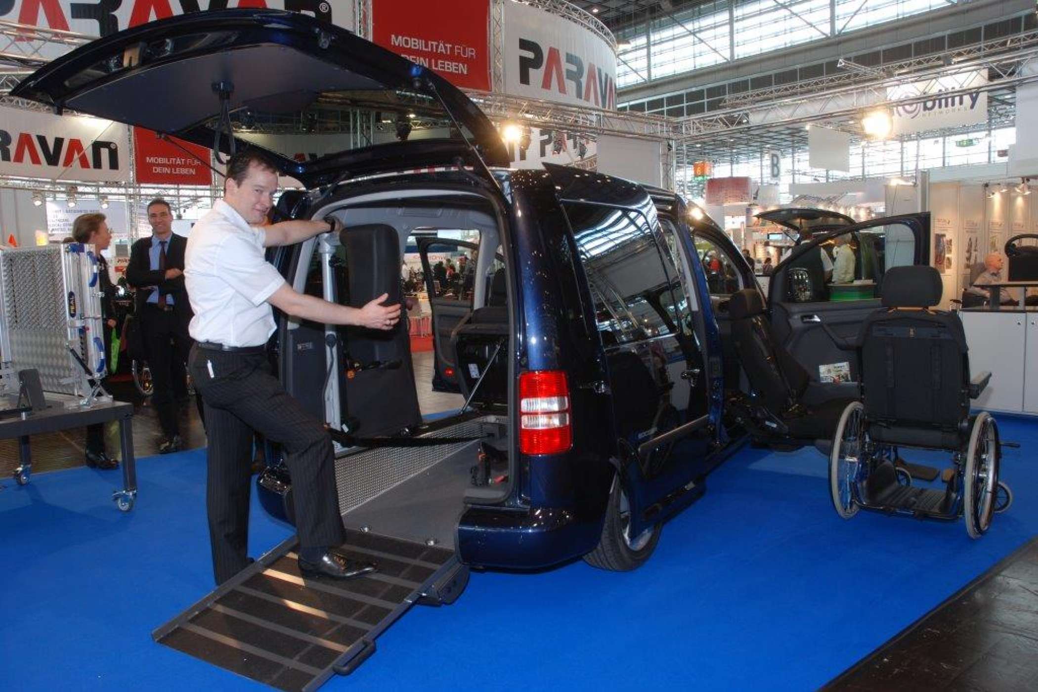 Dank einer Absenkung über die Luftfederung kommt der Caddy-Maxi-Umbau von handicap mobil mit einer kurzen Rampe aus.| Dietmar Fund | taxi-heute