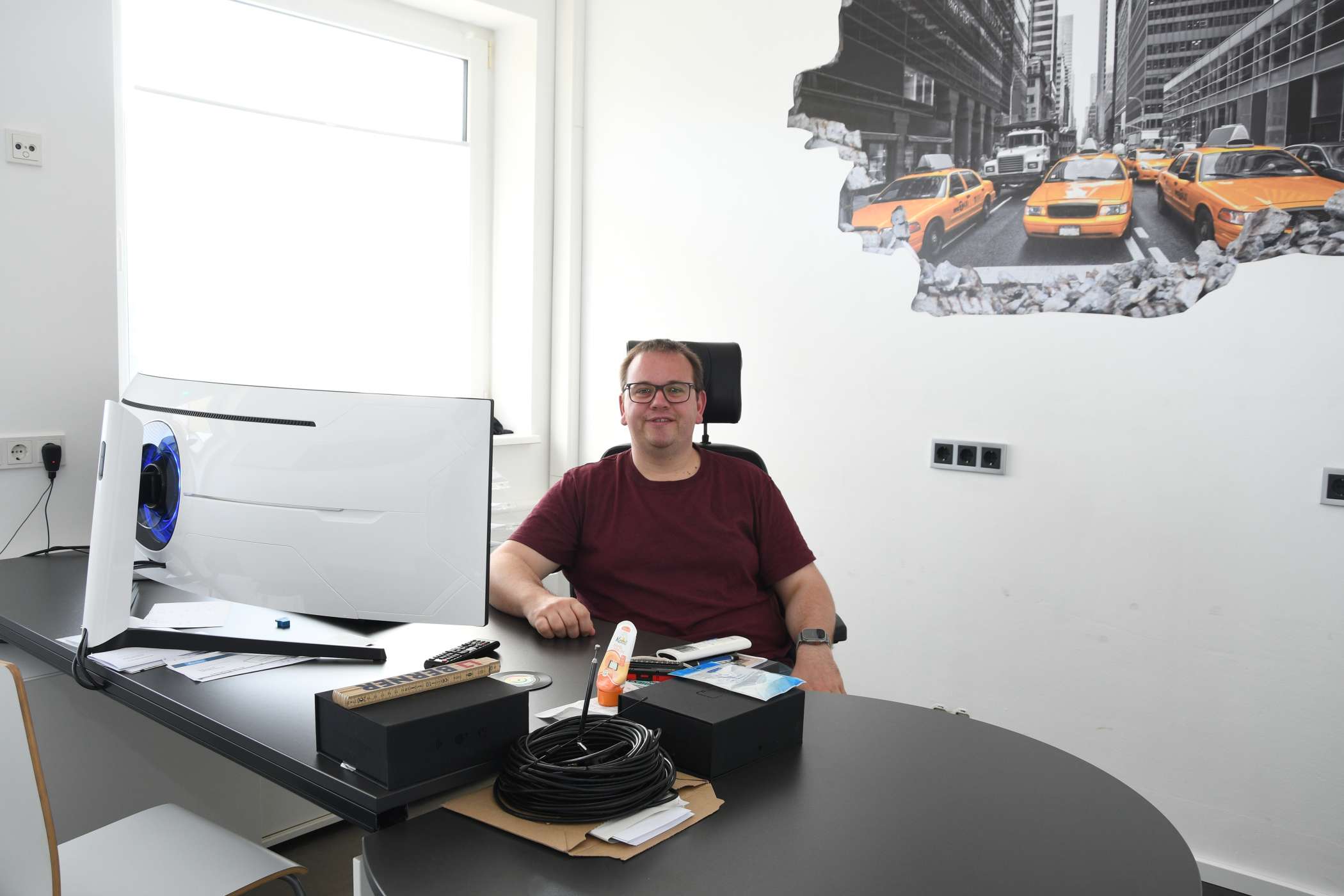 Manuel Priwitzers Büro liegt jetzt in einem Nebengebäude, das einmal ein Fernsehgeschäft gewesen ist. So ist er in der Nähe der Disposition, in die er auch selbst immer wieder eingreift, wenn Not am Mann ist.