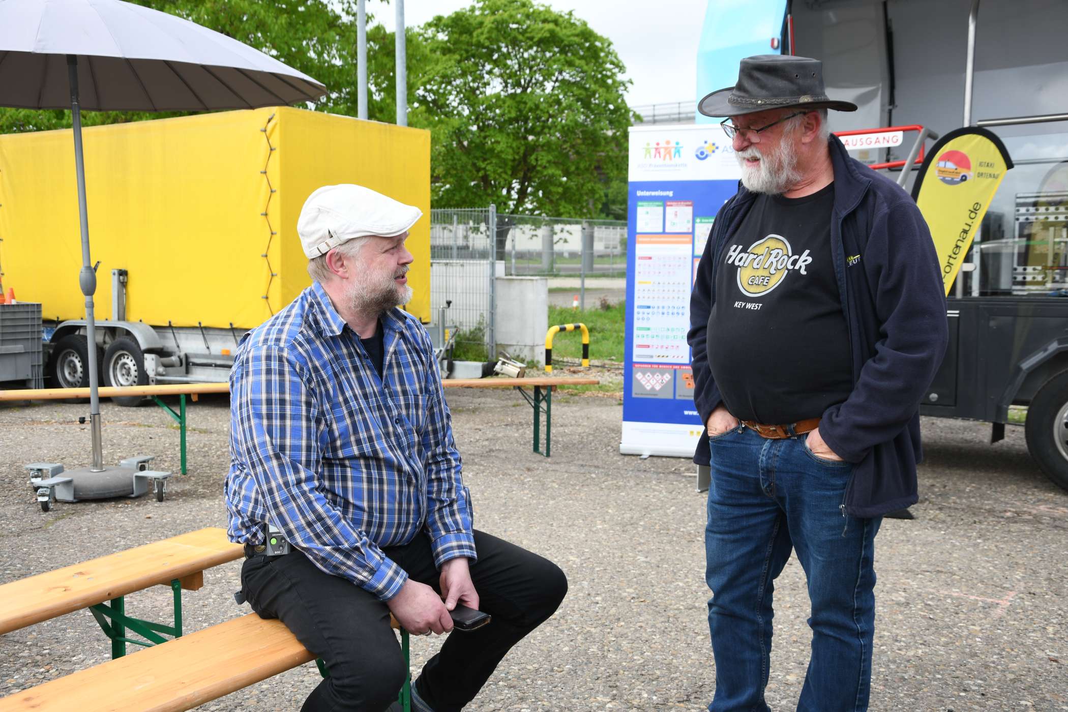 Veranstalter Markus Schmid (l.), Vorsitzender der IG Taxi Ortenau e.V., freute sich, dass mit Kurt Leutgeb aus Ötisheim wieder einer seiner Stammgäste gekommen war.