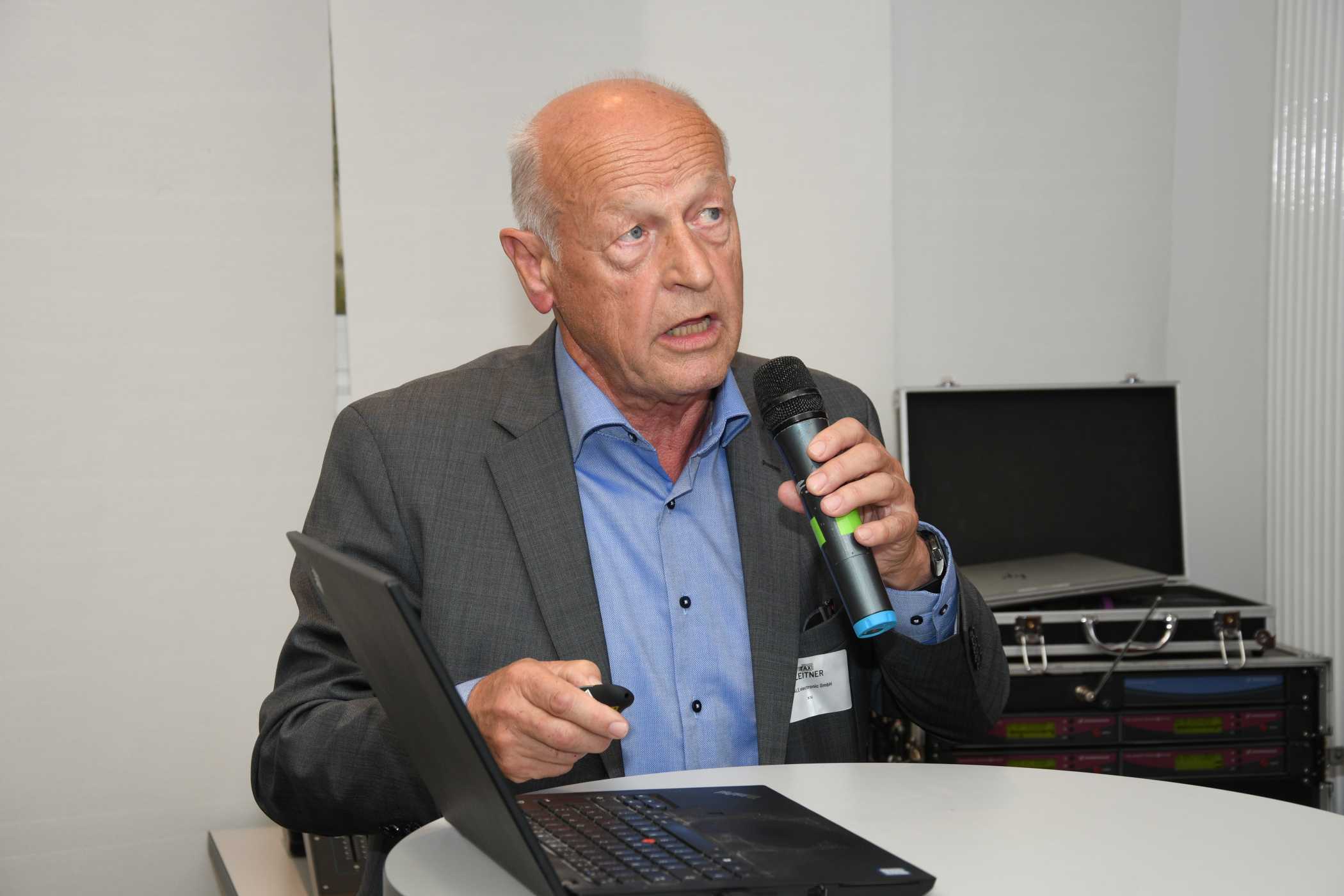 Martin Leitner, der Gründer des Taxameterherstellers HALE, bezeichnete sich als „geschäftsführender Pensionist“. Er zeigte, welche Nachrüstlösungen das Salzburger Unternehmen anbietet und zeigte auch die neuesten Taxameter, die schon einen TSE-Einschub haben.