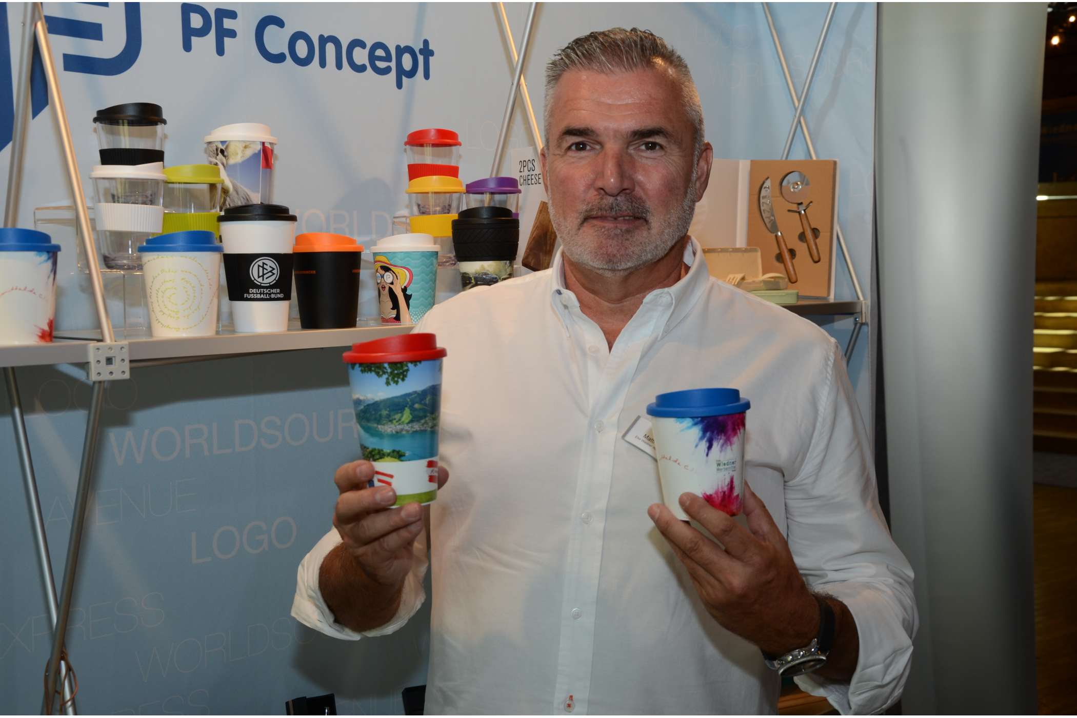 Matthias Erb von PF Concept aus Emmerich am Rhein präsentierte Becher aus nachhaltigen Materialien mit vierfarbigen Abbildungen, die dank des In-Mould-Verfahrens spülmaschinenfest sein sollen und ab knapp drei Euro zu haben sind.