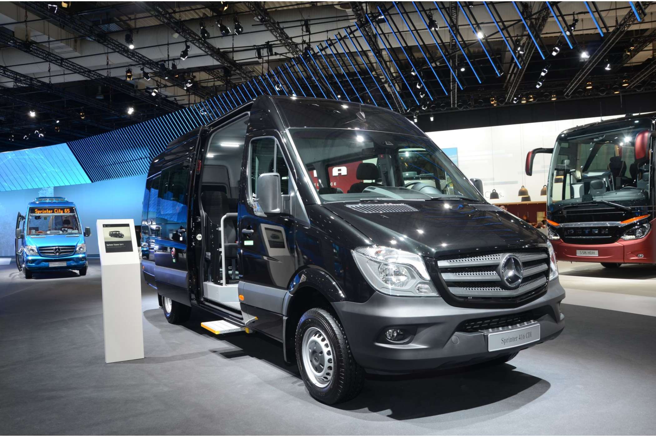 Der Sprinter Tourer 16+1 ist ein Einstiegsmodell für Shuttle-Verkehre und könnte außerdem für Schülerverkehre interessant werden. Verkauft wird er über die Transporter-Verkäufer und nicht wie andere Minibusse von EvoBus.| Foto: Dietmar Fund