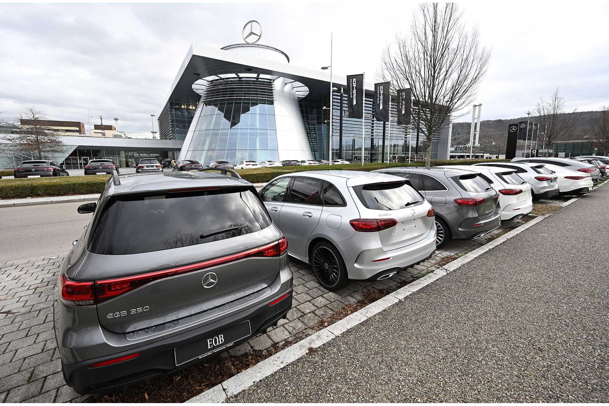 Platz 4: Mercedes-Benz will eigene Autohäuser in Deutschland verkaufen » https://www.taxi-heute.de/node/25965 | Noch hat Mercedes eigene Autohäuser, diese sollen aber nun verkauft werden.| Foto: Bernd Weißbrod-dpa
